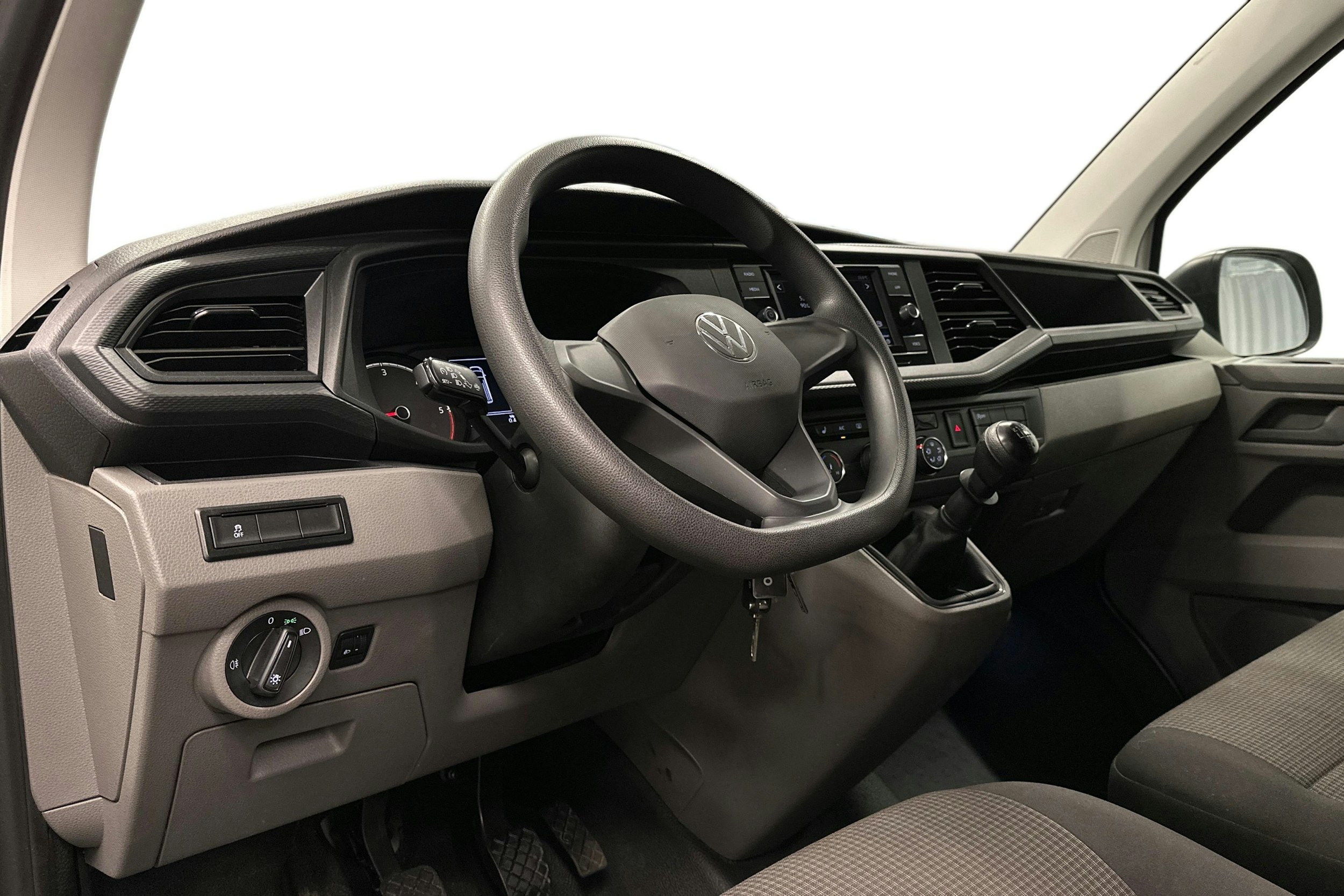 valkoinen Volkswagen Transporter 2023 kuva 6.