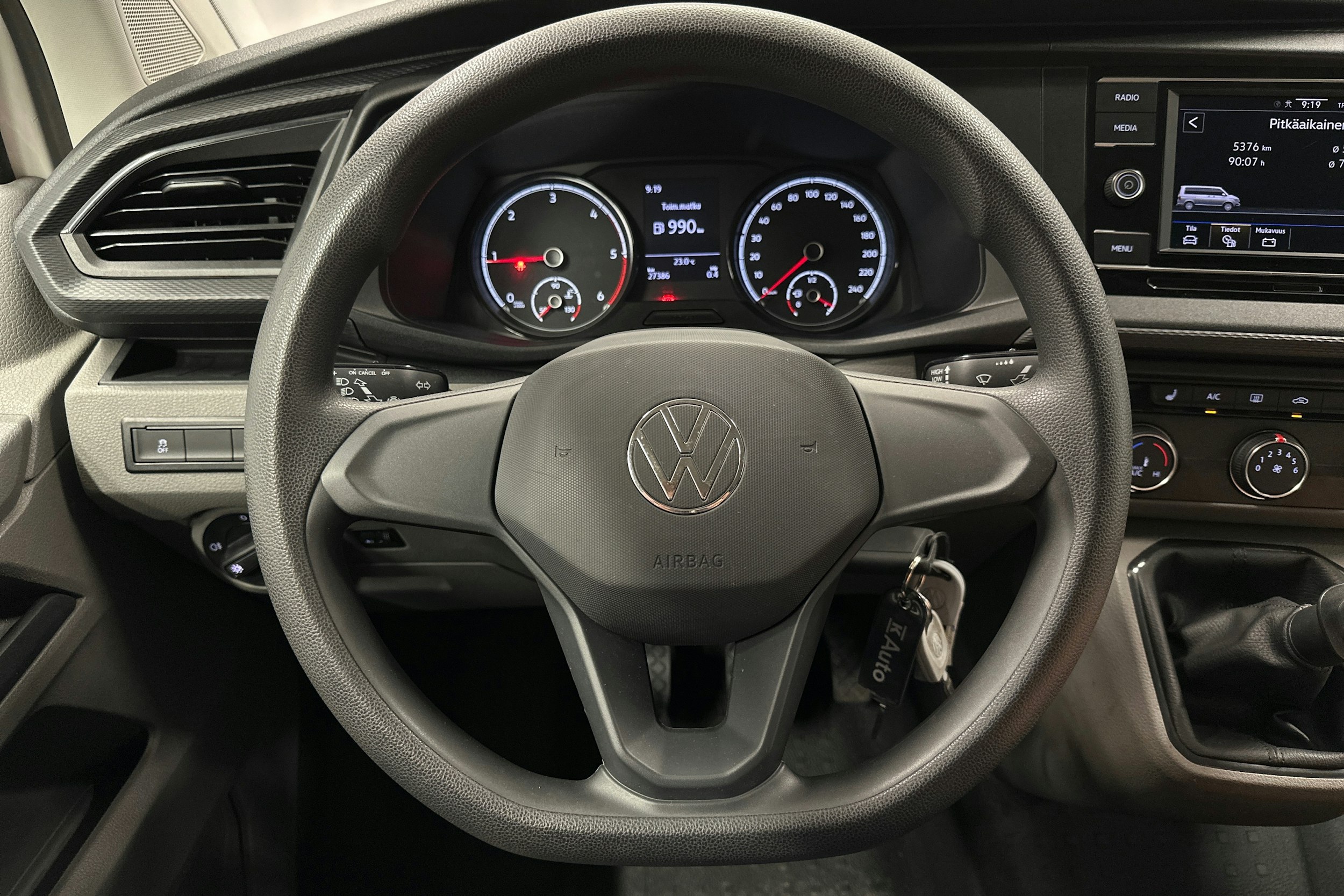 valkoinen Volkswagen Transporter 2023 kuva 11.