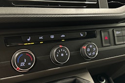 valkoinen Volkswagen Transporter 2023 kuva 13.