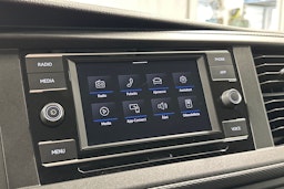 valkoinen Volkswagen Transporter 2023 kuva 16.