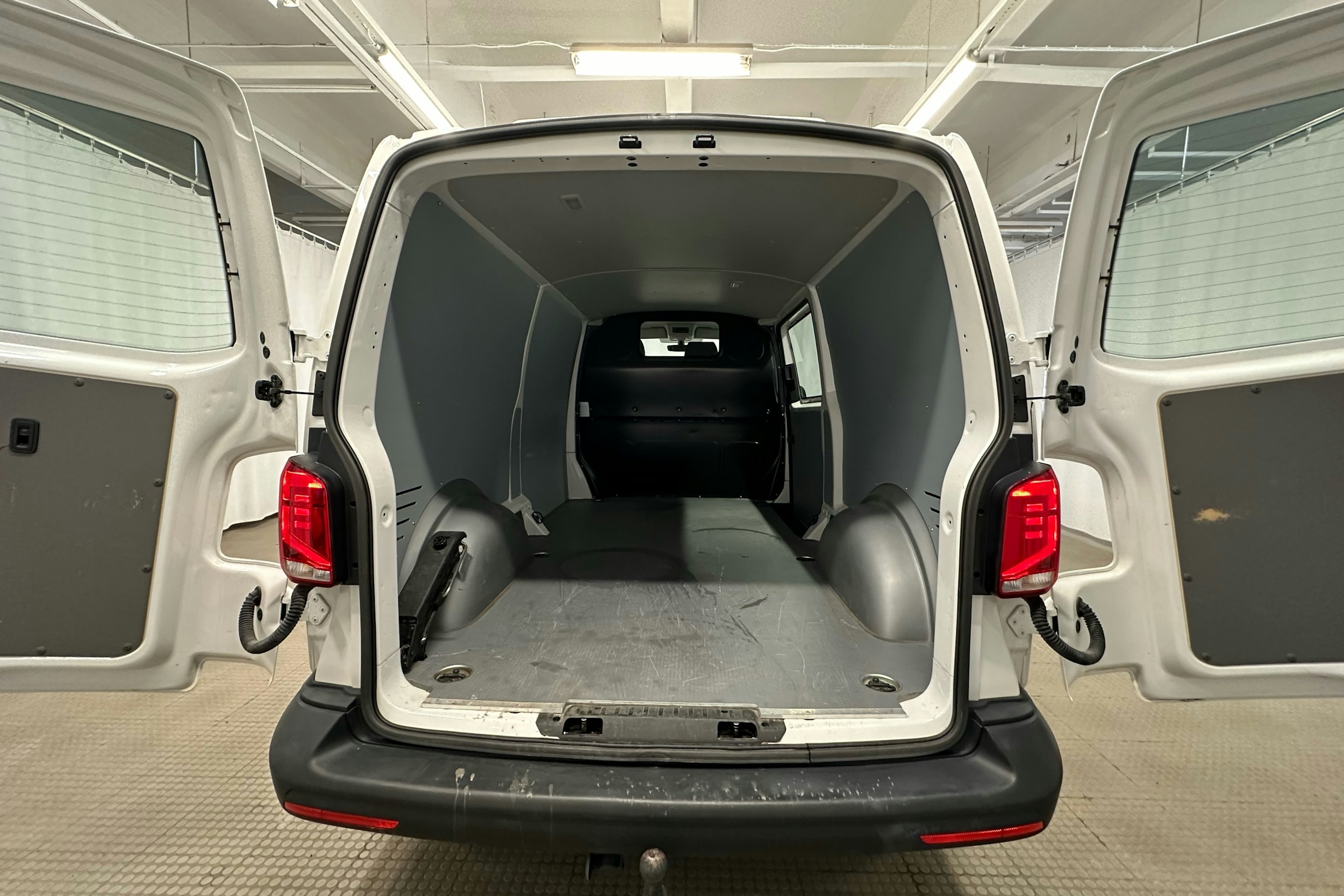 valkoinen Volkswagen Transporter 2023 kuva 18.
