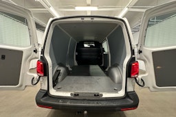 valkoinen Volkswagen Transporter 2023 kuva 18.