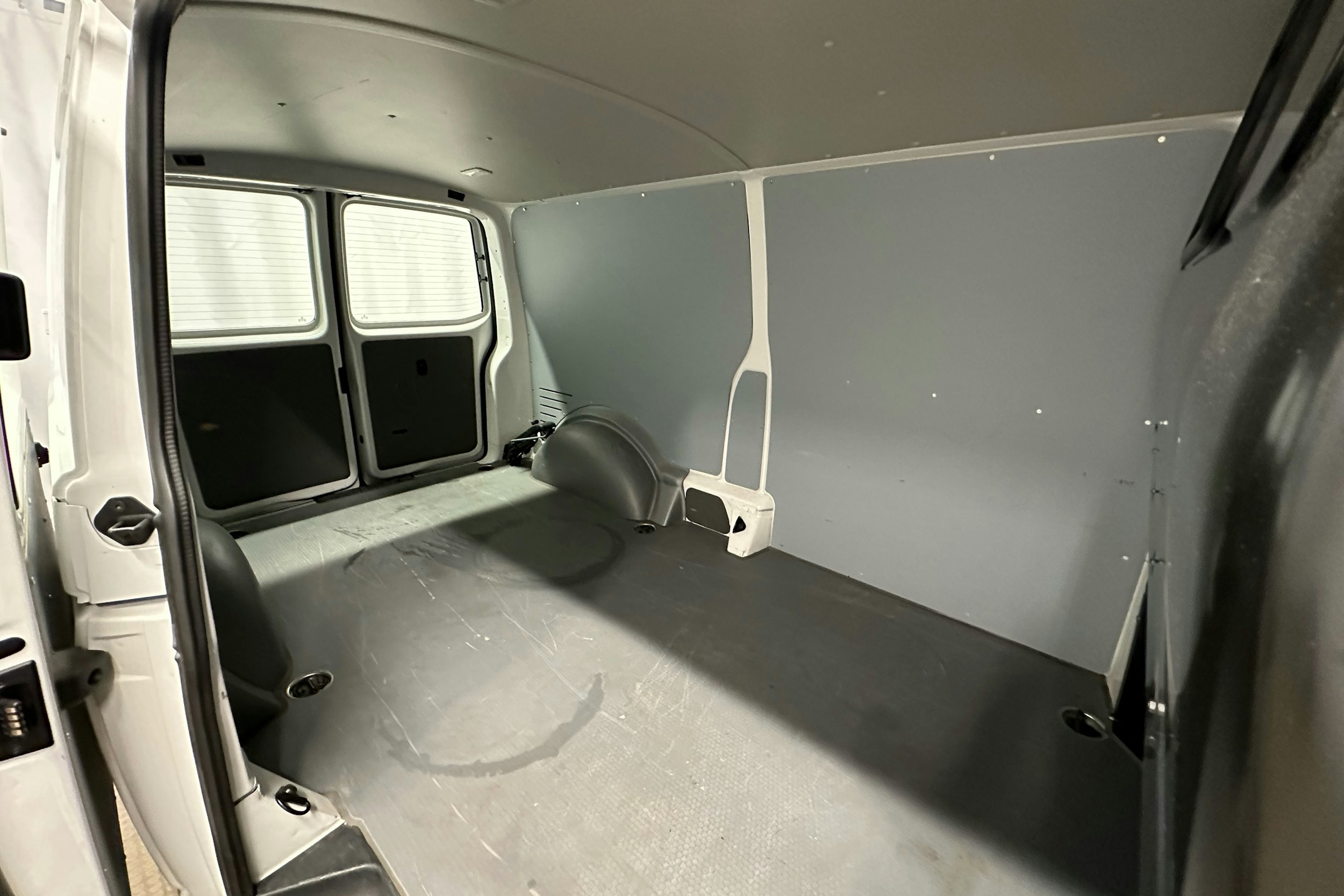 valkoinen Volkswagen Transporter 2023 kuva 19.