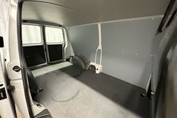 valkoinen Volkswagen Transporter 2023 kuva 19.