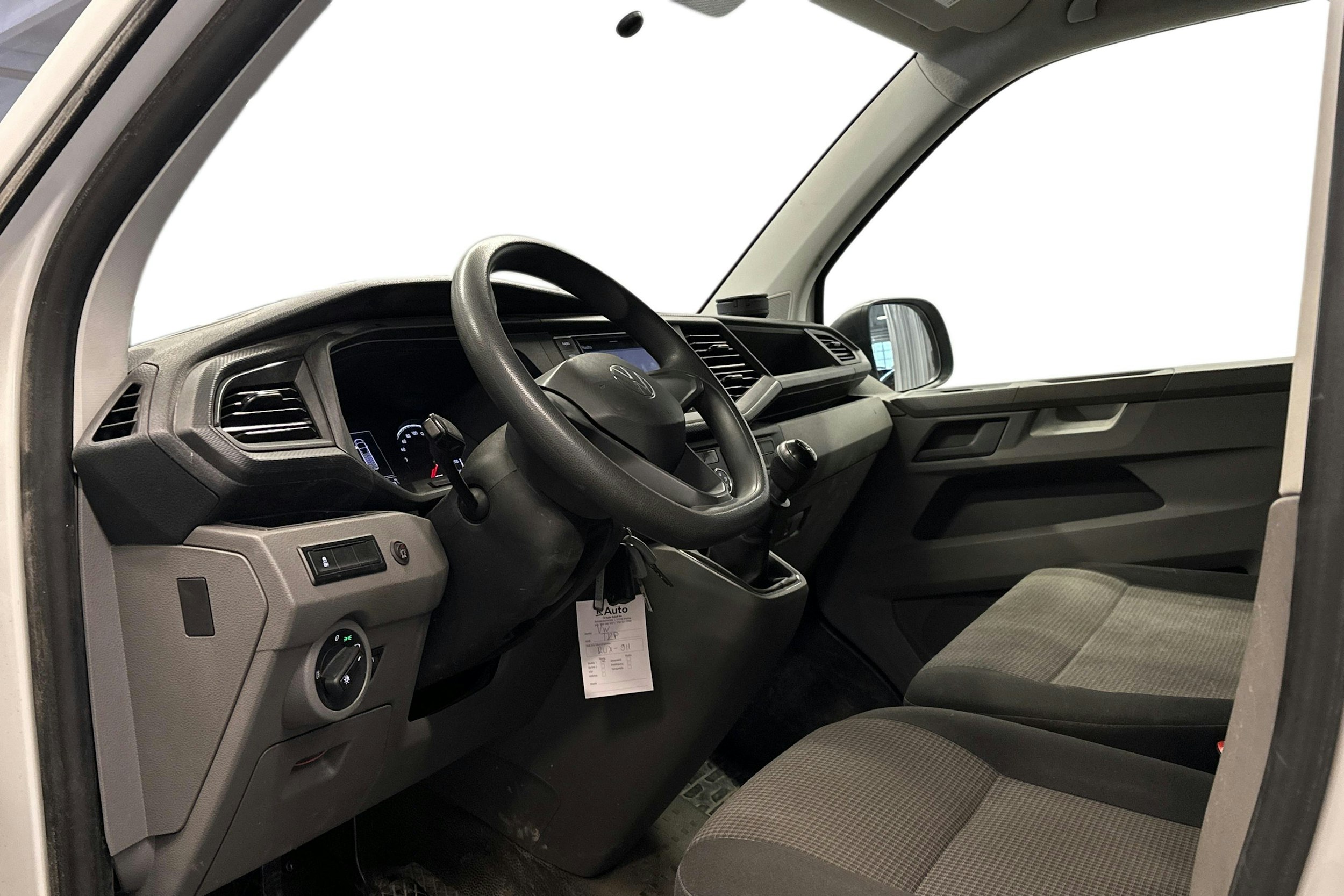 valkoinen Volkswagen Transporter 2023 kuva 3.