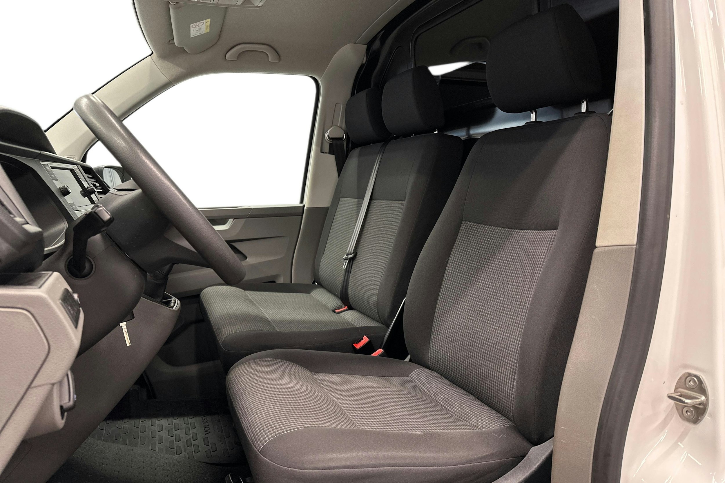 valkoinen Volkswagen Transporter 2023 kuva 11.
