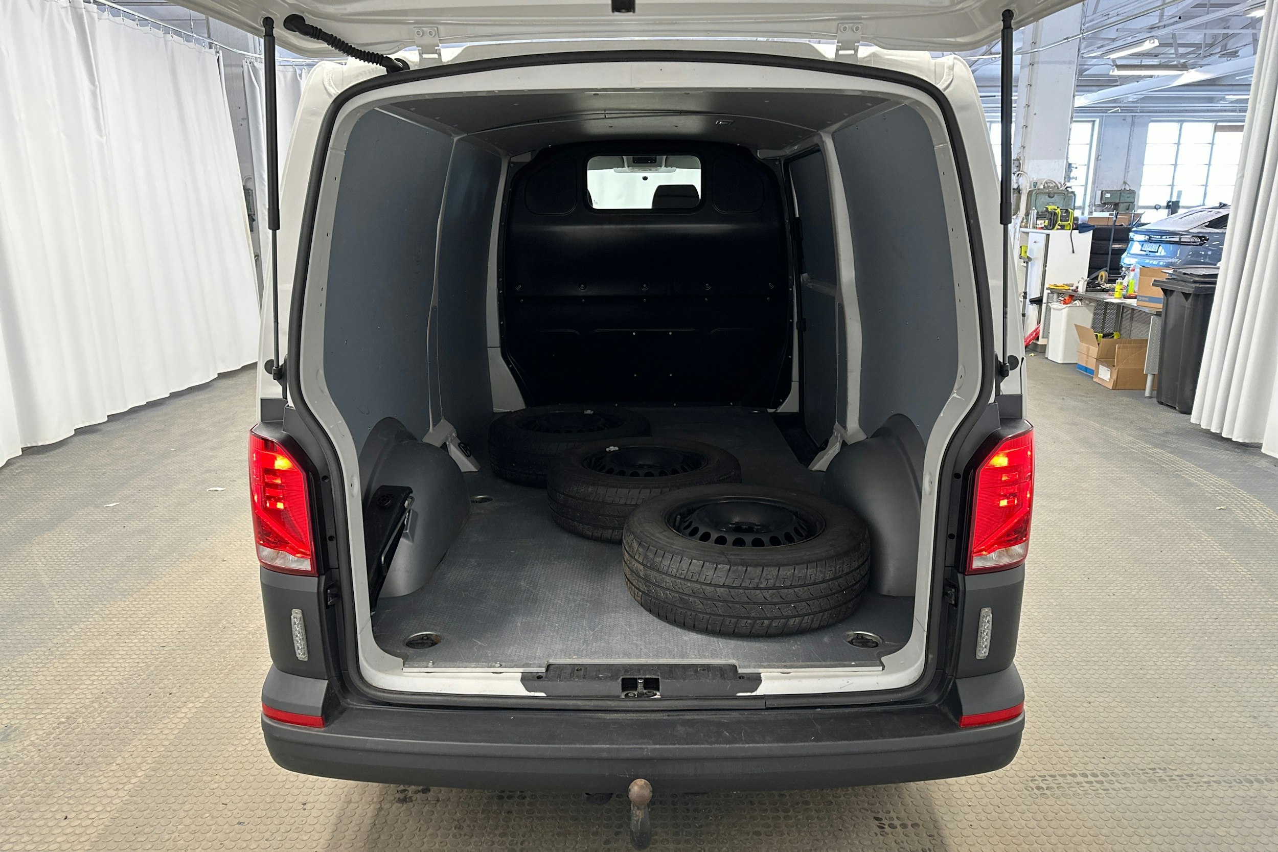 valkoinen Volkswagen Transporter 2023 kuva 15.