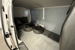 valkoinen Volkswagen Transporter 2023 kuva 16.