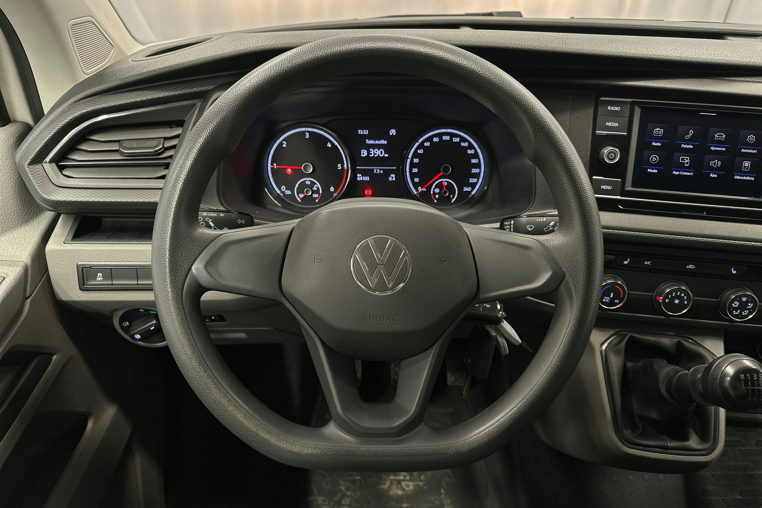 valkoinen Volkswagen Transporter 2023 kuva 17.