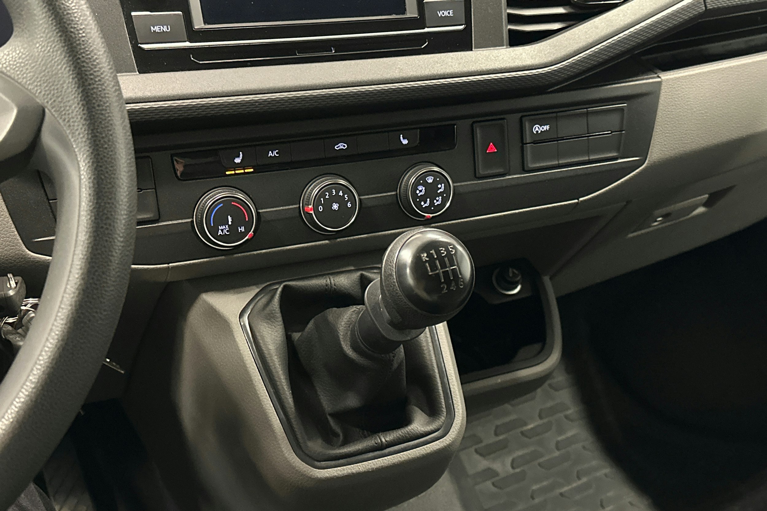 valkoinen Volkswagen Transporter 2023 kuva 20.