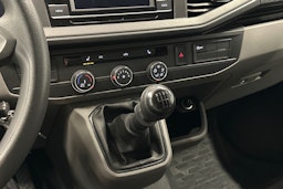 valkoinen Volkswagen Transporter 2023 kuva 20.