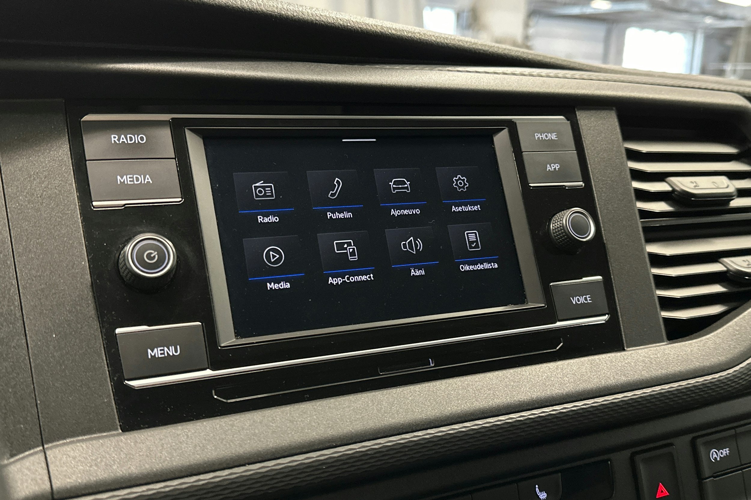 valkoinen Volkswagen Transporter 2023 kuva 21.