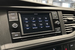 valkoinen Volkswagen Transporter 2023 kuva 21.