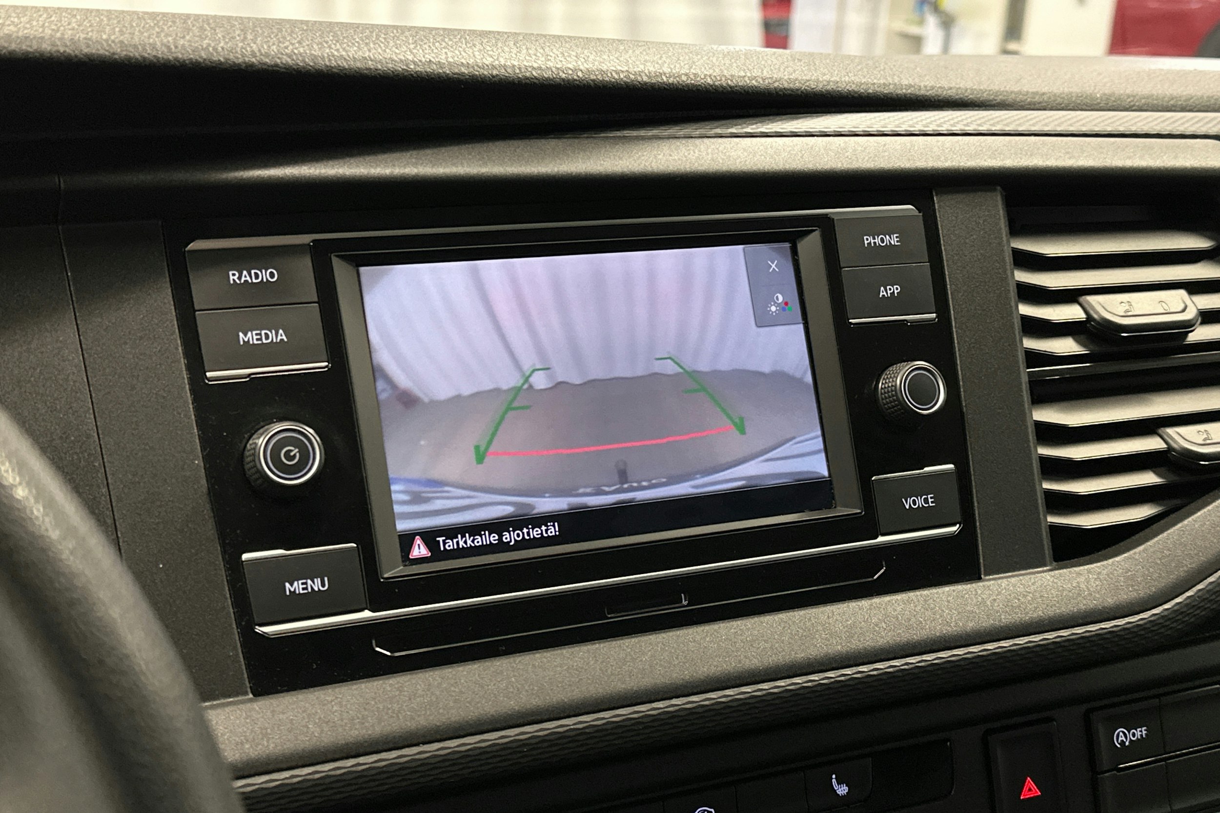 valkoinen Volkswagen Transporter 2023 kuva 23.