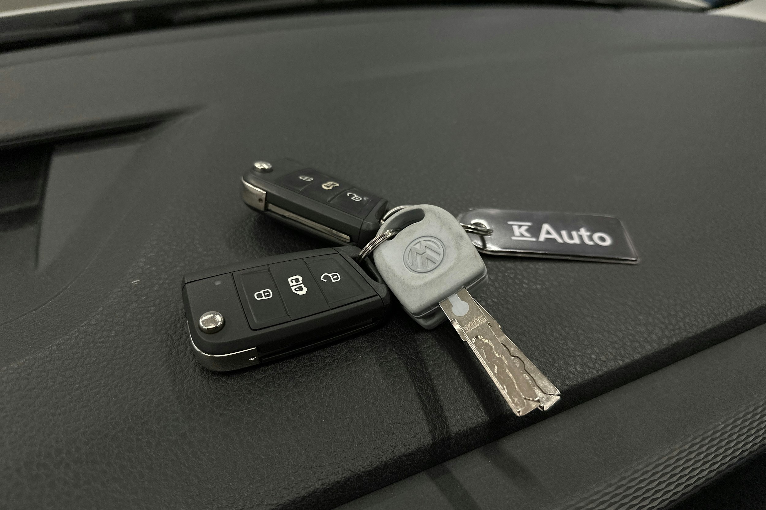 valkoinen Volkswagen Transporter 2023 kuva 24.