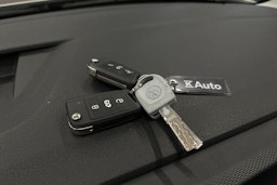 valkoinen Volkswagen Transporter 2023 kuva 24.