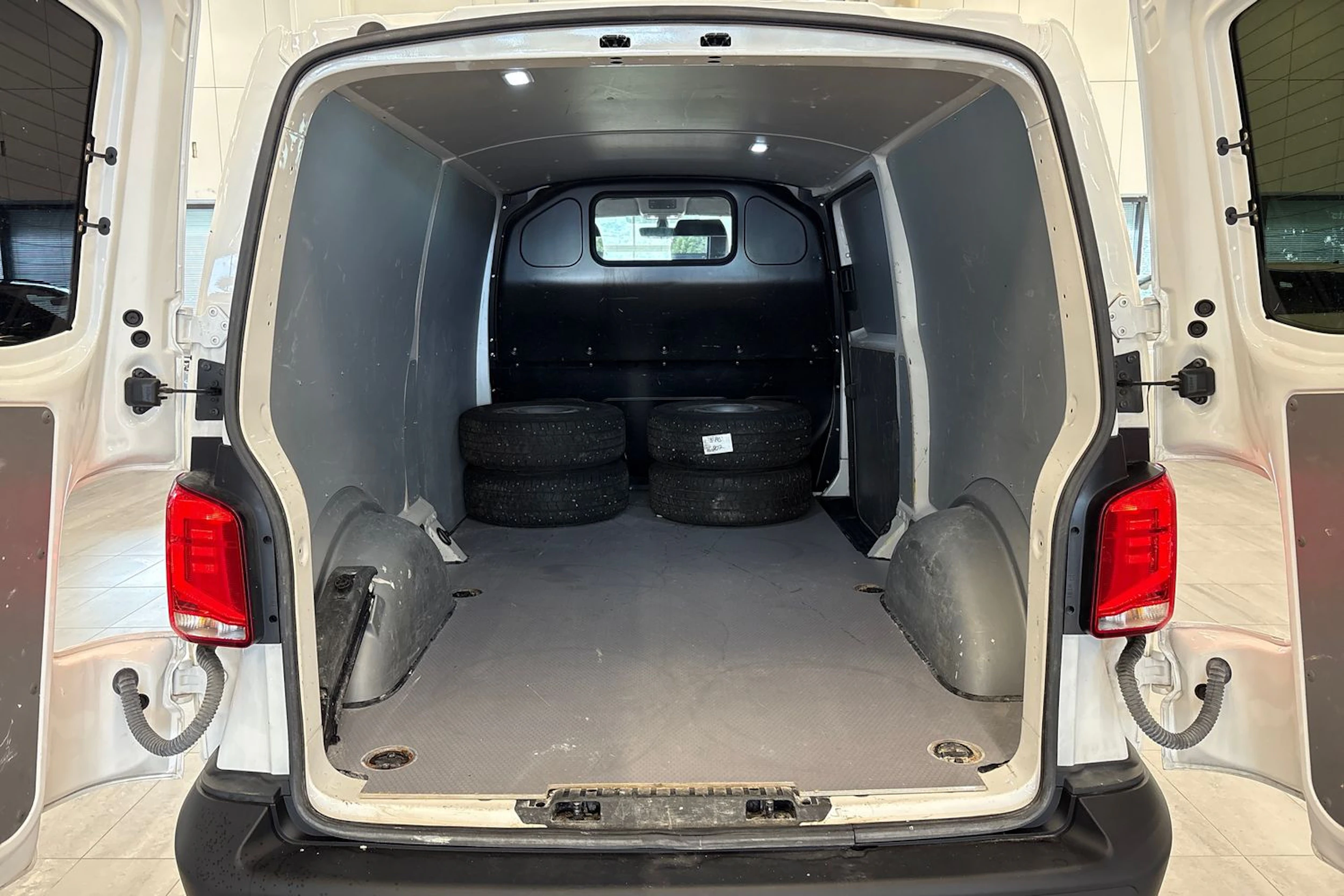 valkoinen Volkswagen Transporter 2023 kuva 9.