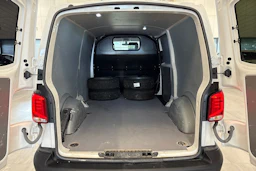 valkoinen Volkswagen Transporter 2023 kuva 9.