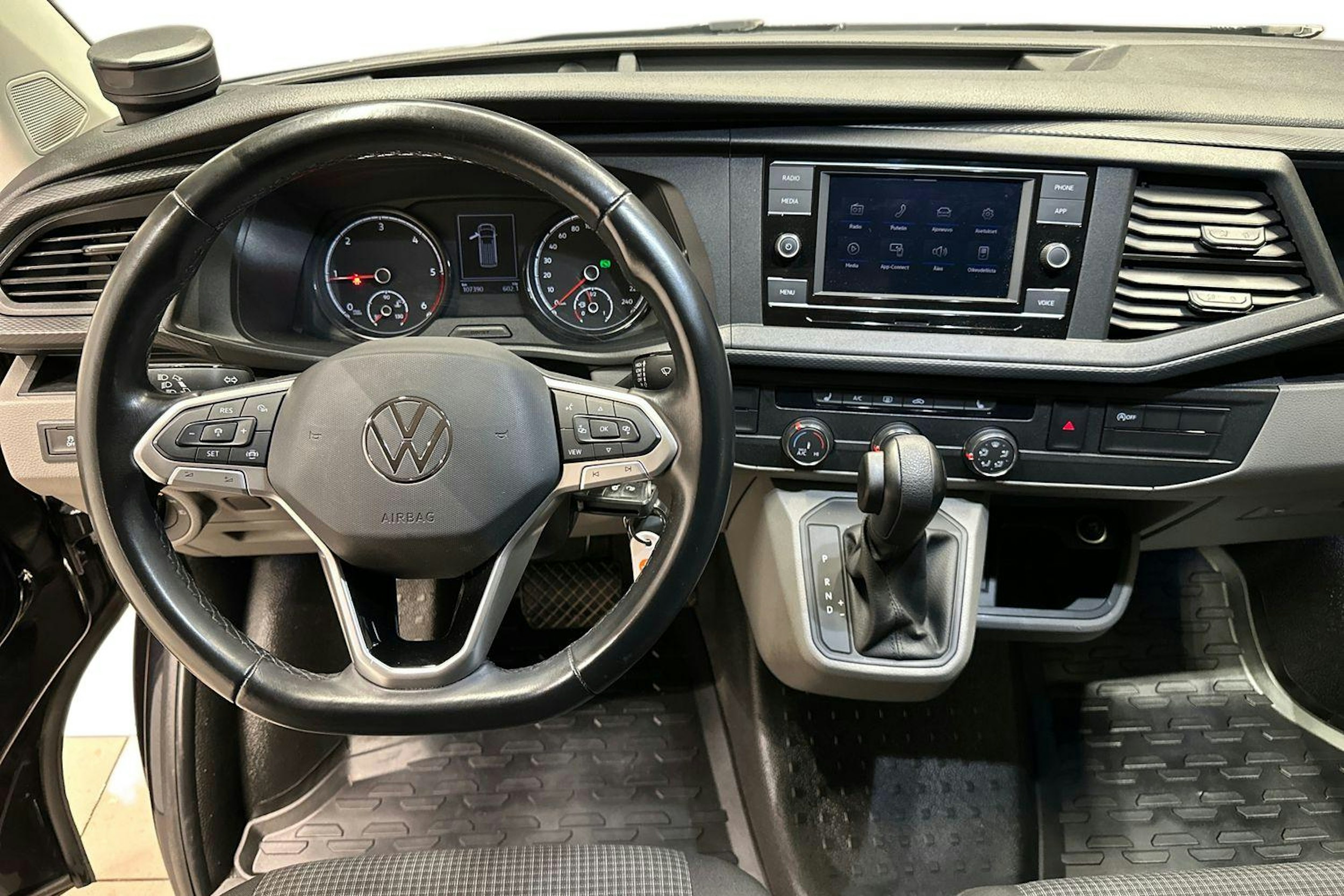 Musta Volkswagen TRANSPORTER 2023 kuva 9.