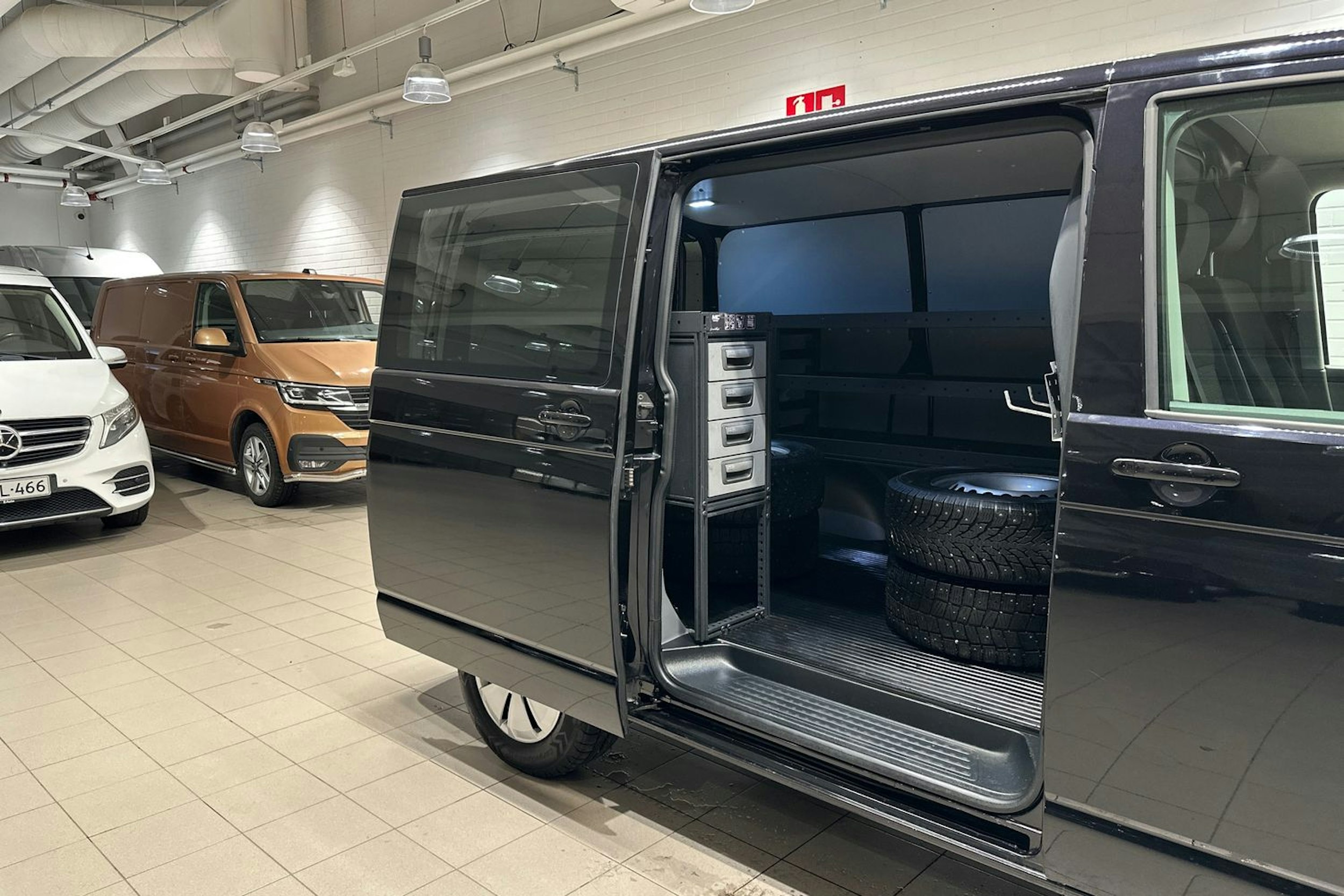 Musta Volkswagen TRANSPORTER 2023 kuva 25.