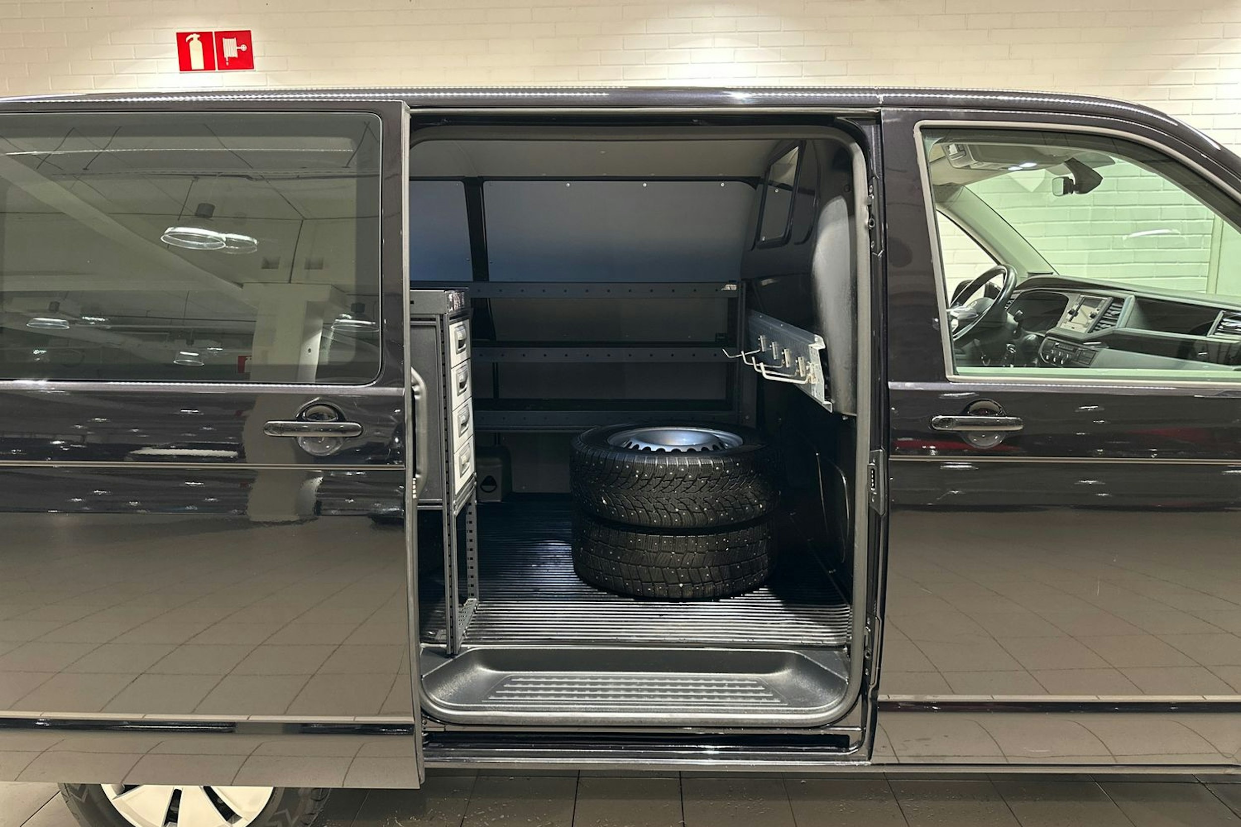 Musta Volkswagen TRANSPORTER 2023 kuva 26.