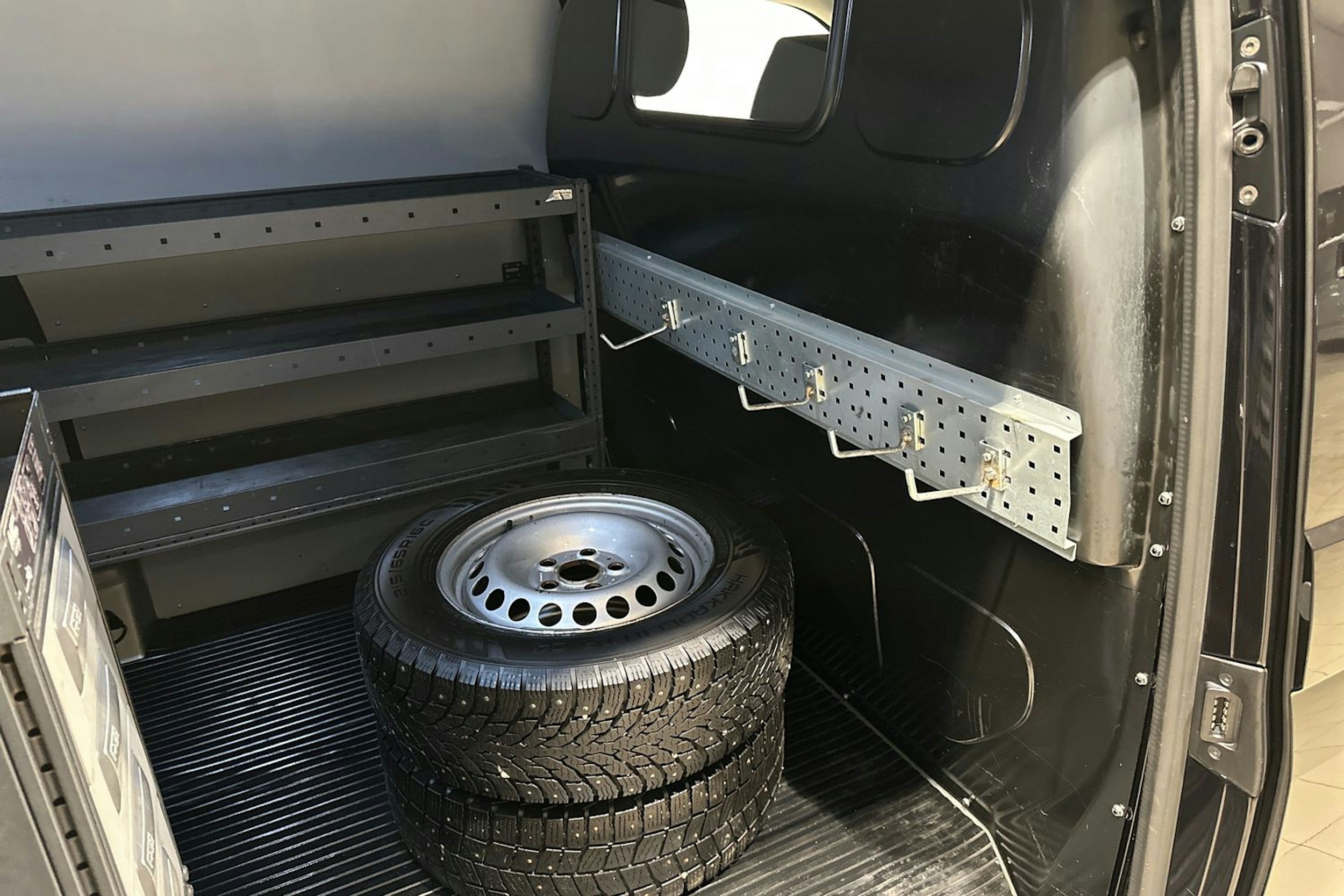 Musta Volkswagen TRANSPORTER 2023 kuva 28.