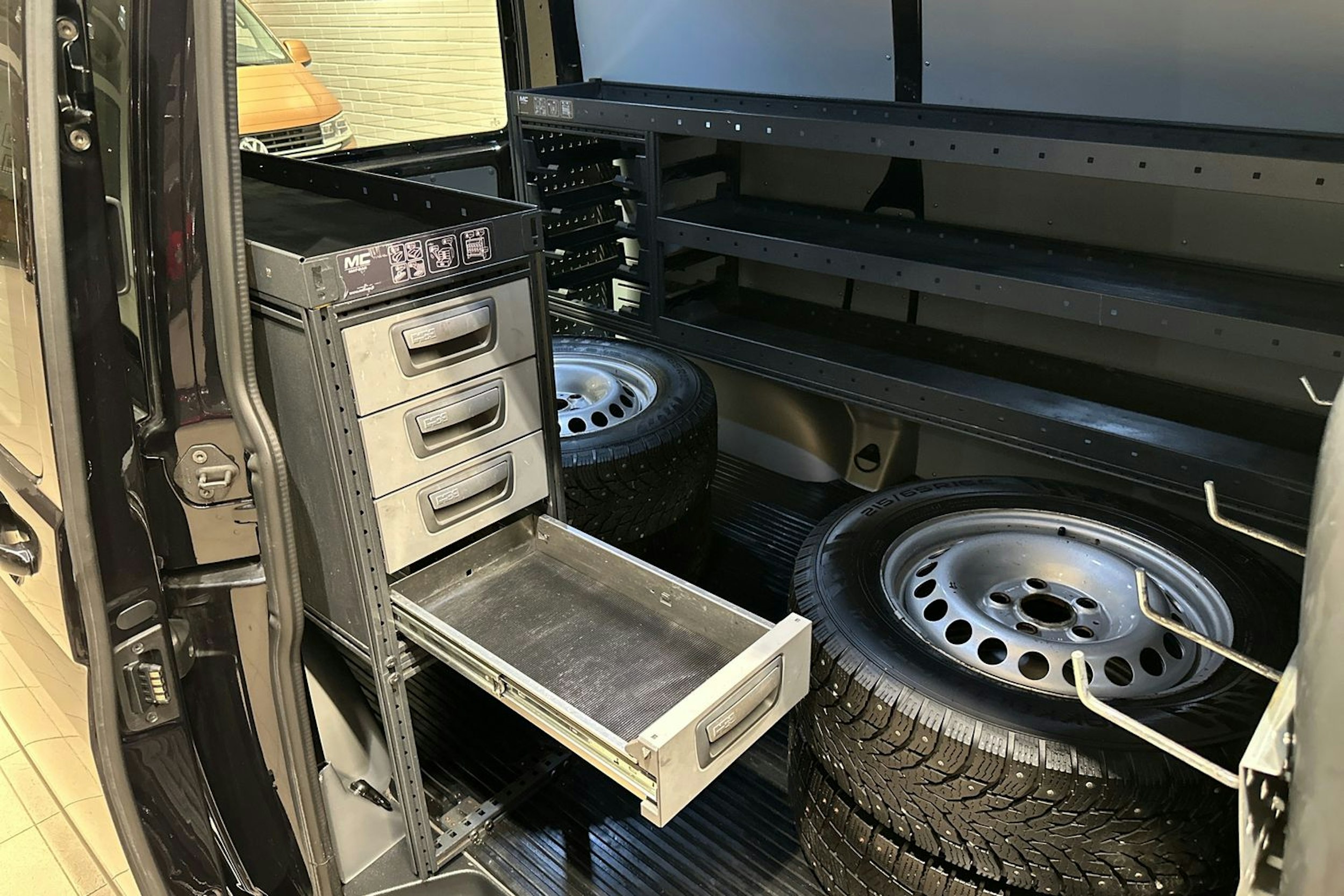 Musta Volkswagen TRANSPORTER 2023 kuva 29.