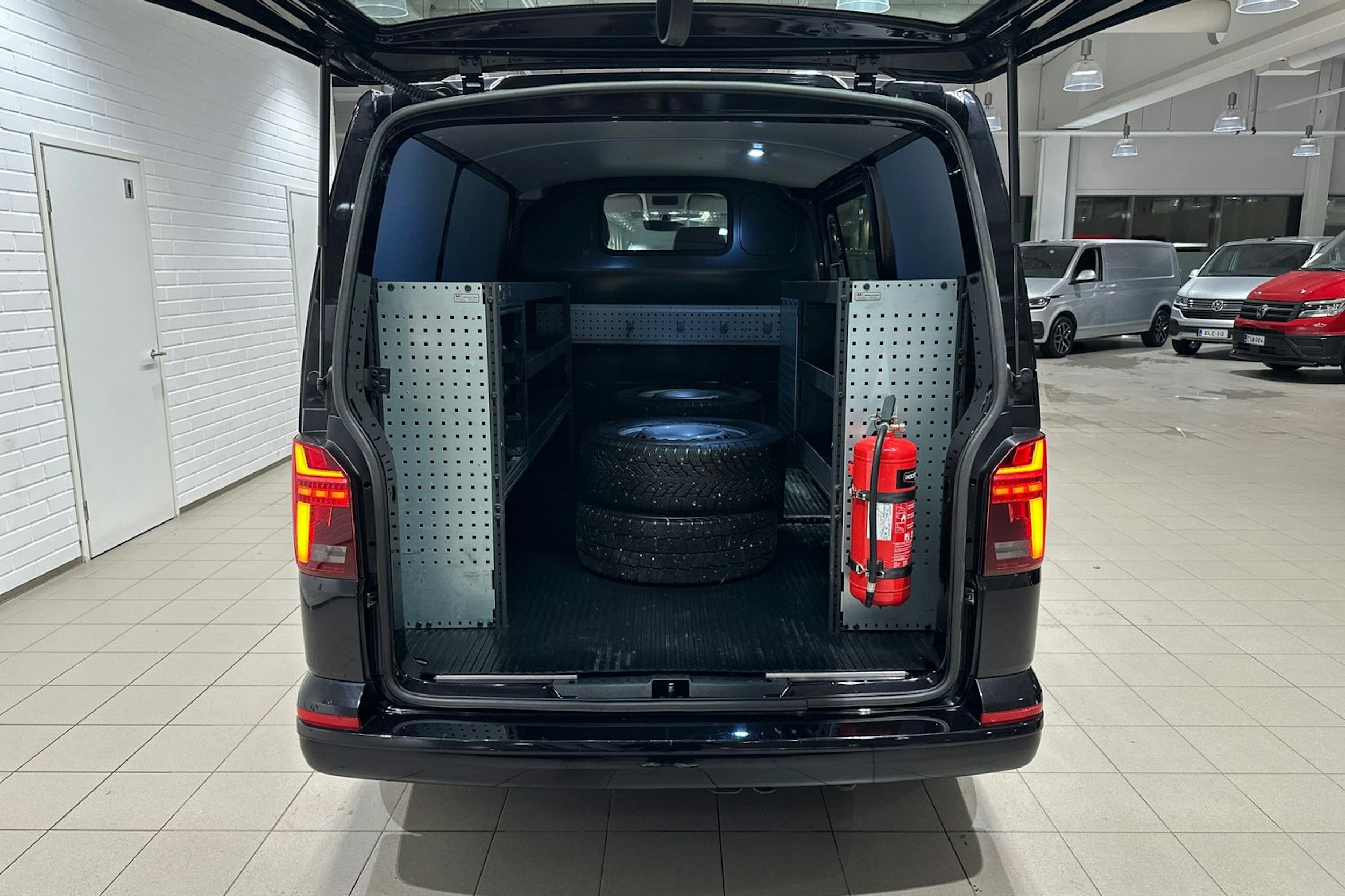 Musta Volkswagen TRANSPORTER 2023 kuva 30.