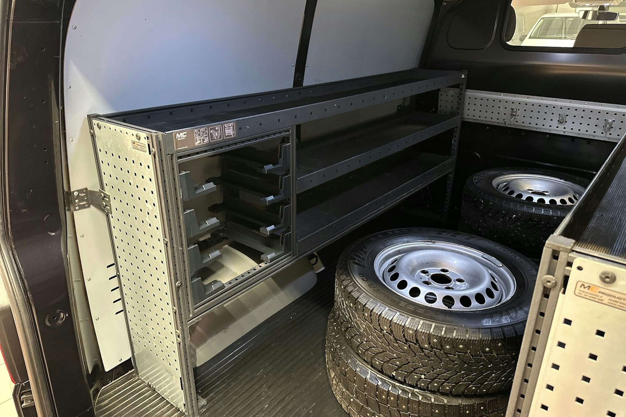 Musta Volkswagen TRANSPORTER 2023 kuva 31.