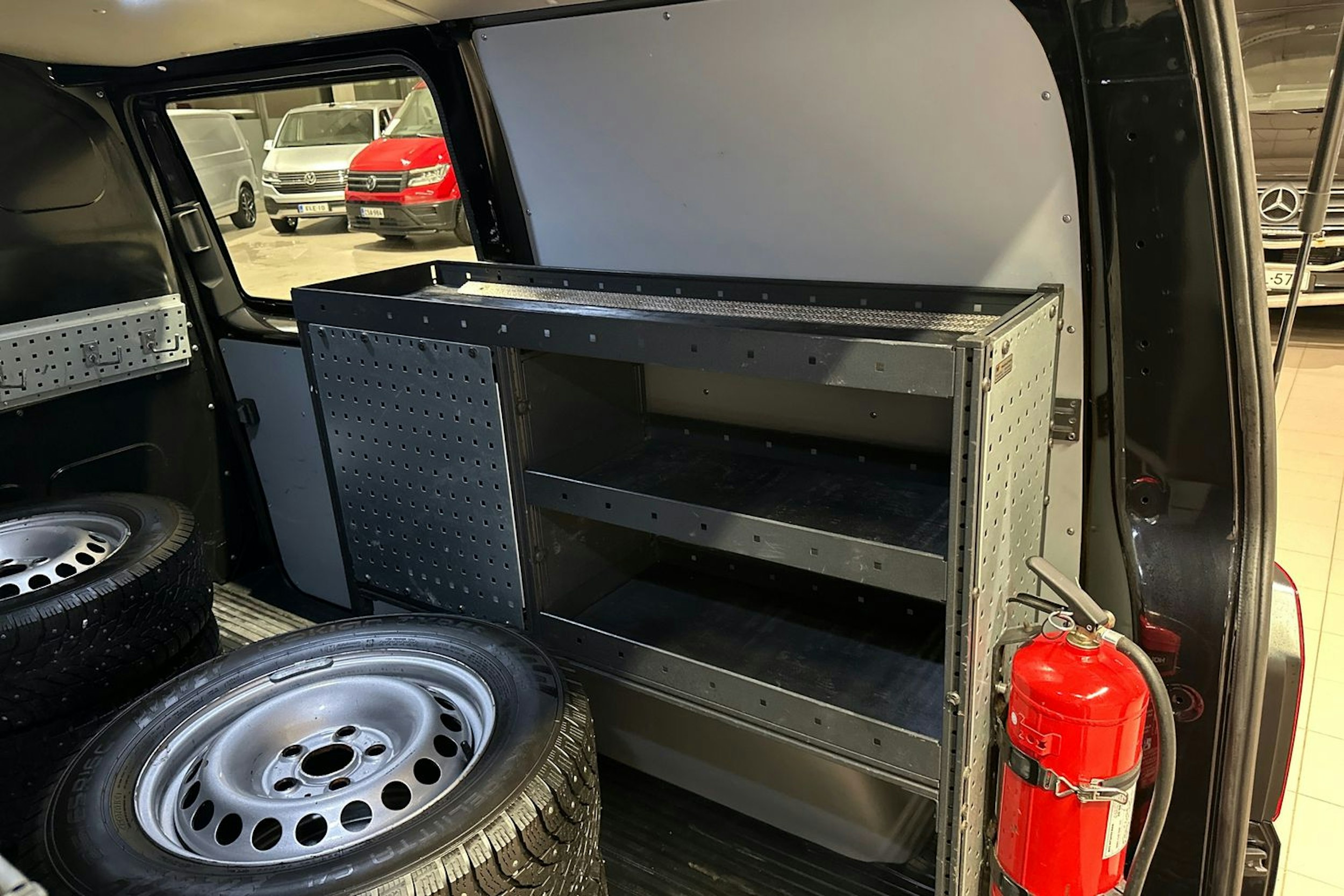 Musta Volkswagen TRANSPORTER 2023 kuva 32.