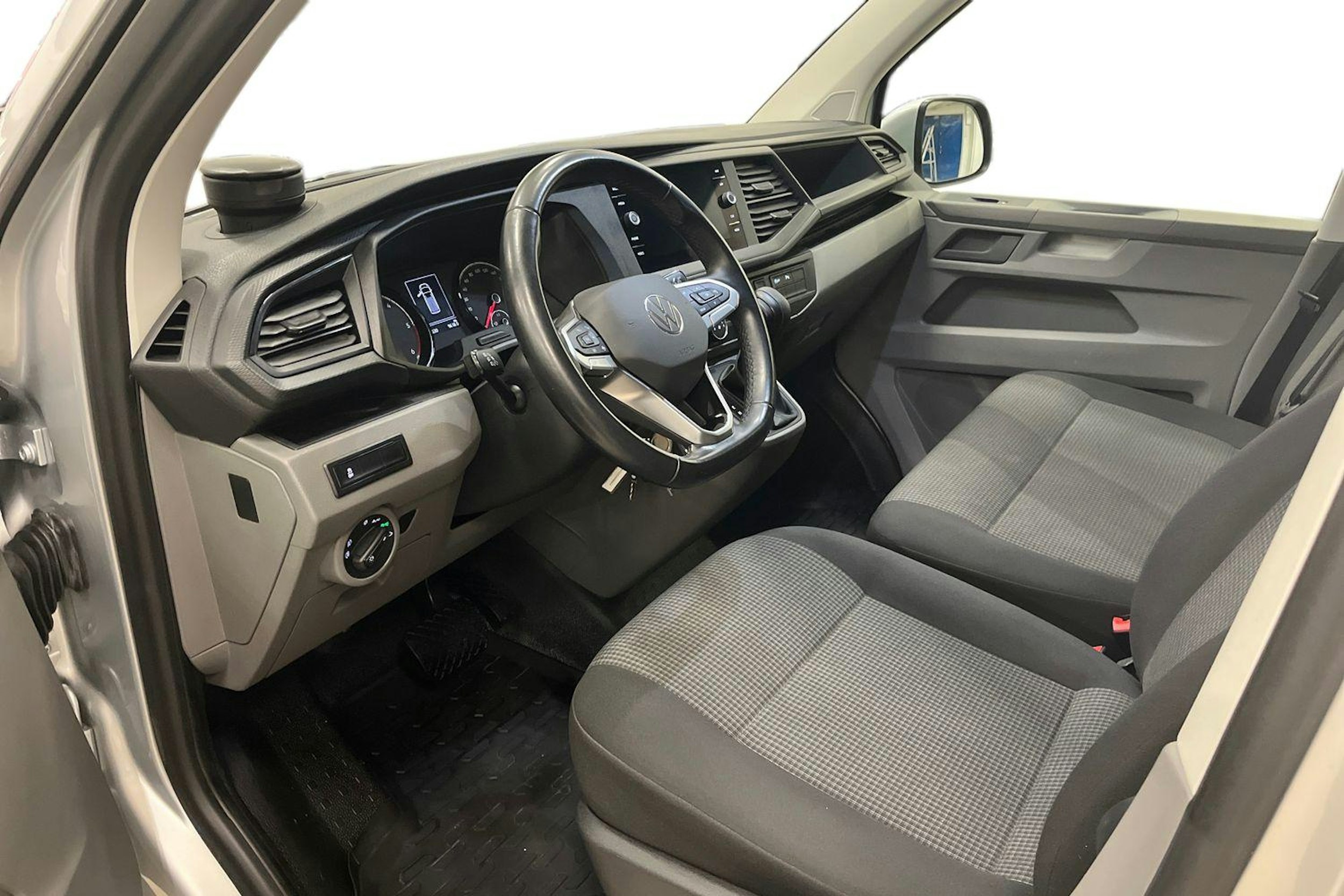 harmaa Volkswagen Transporter 2023 kuva 8.