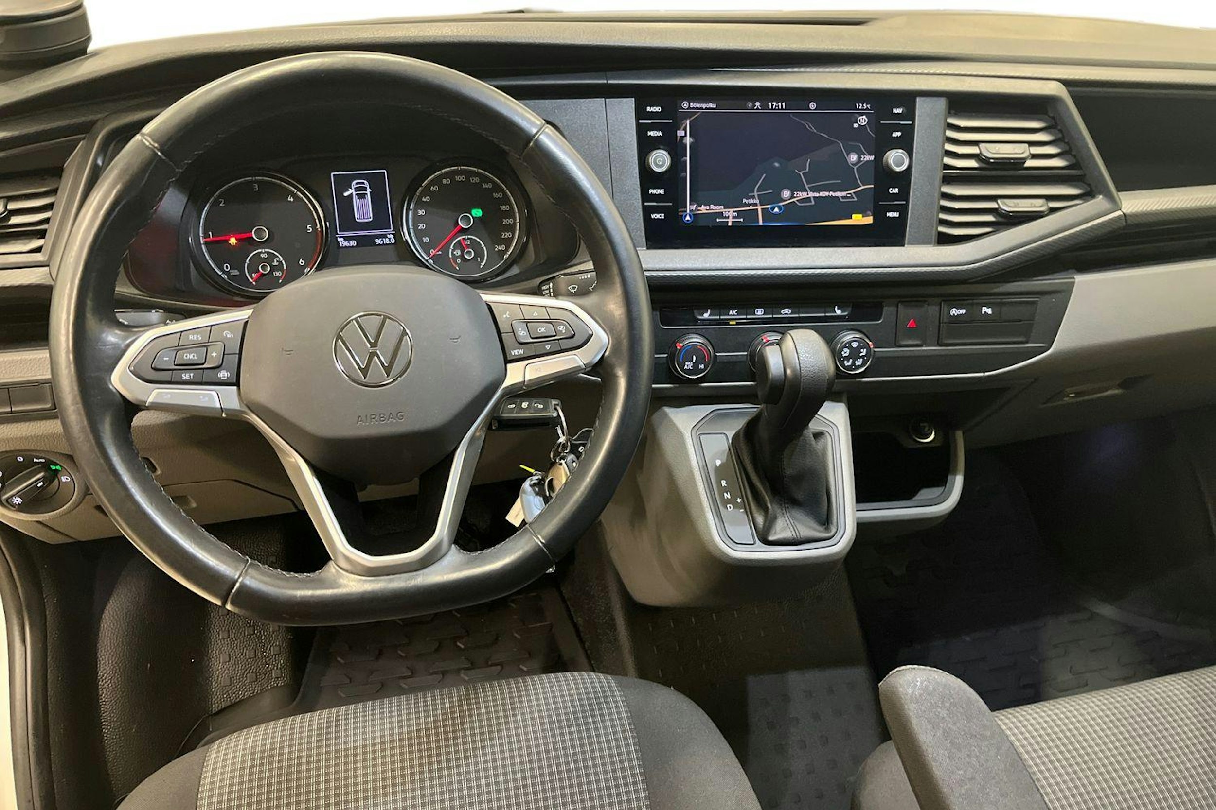 harmaa Volkswagen Transporter 2023 kuva 9.