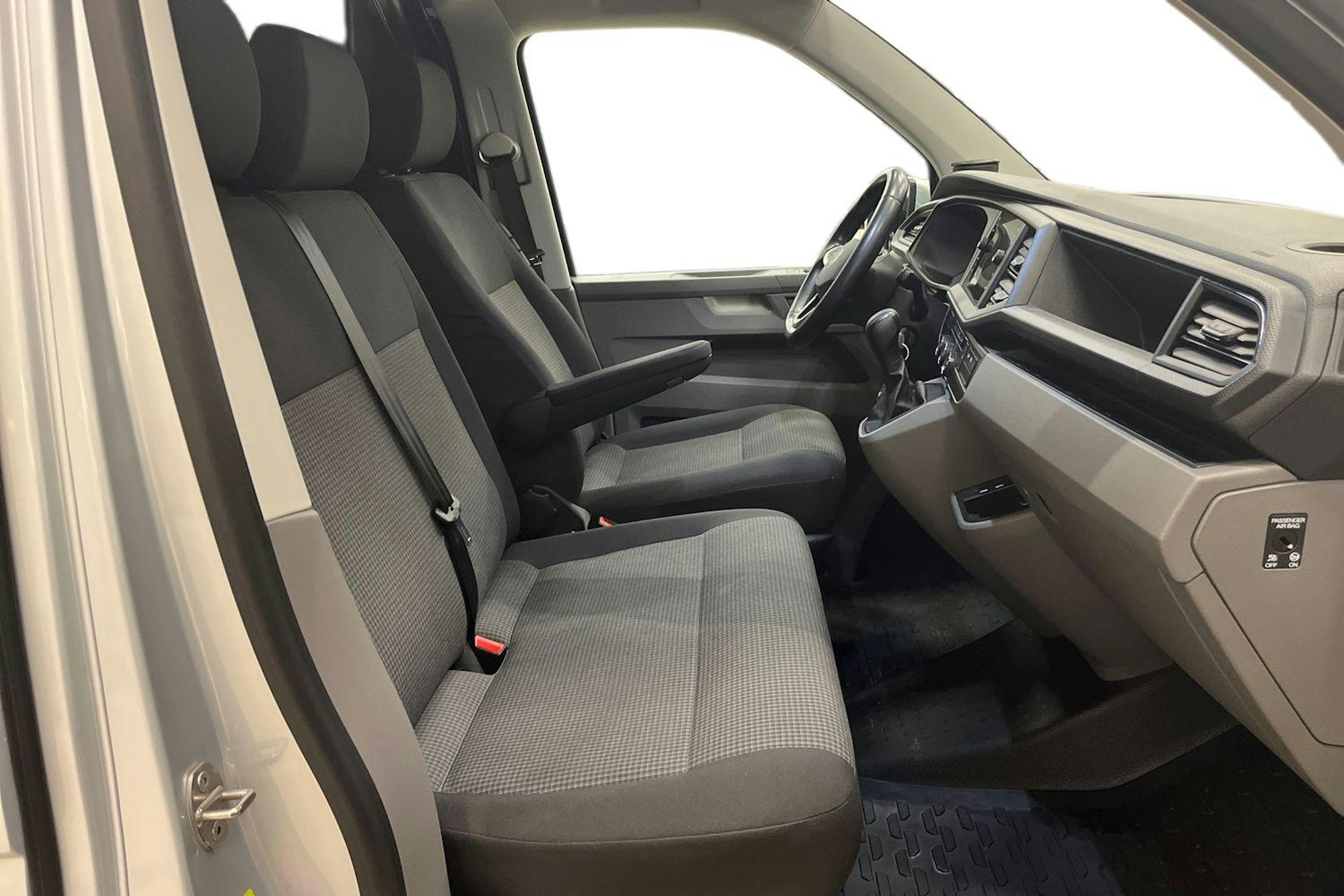 harmaa Volkswagen Transporter 2023 kuva 11.