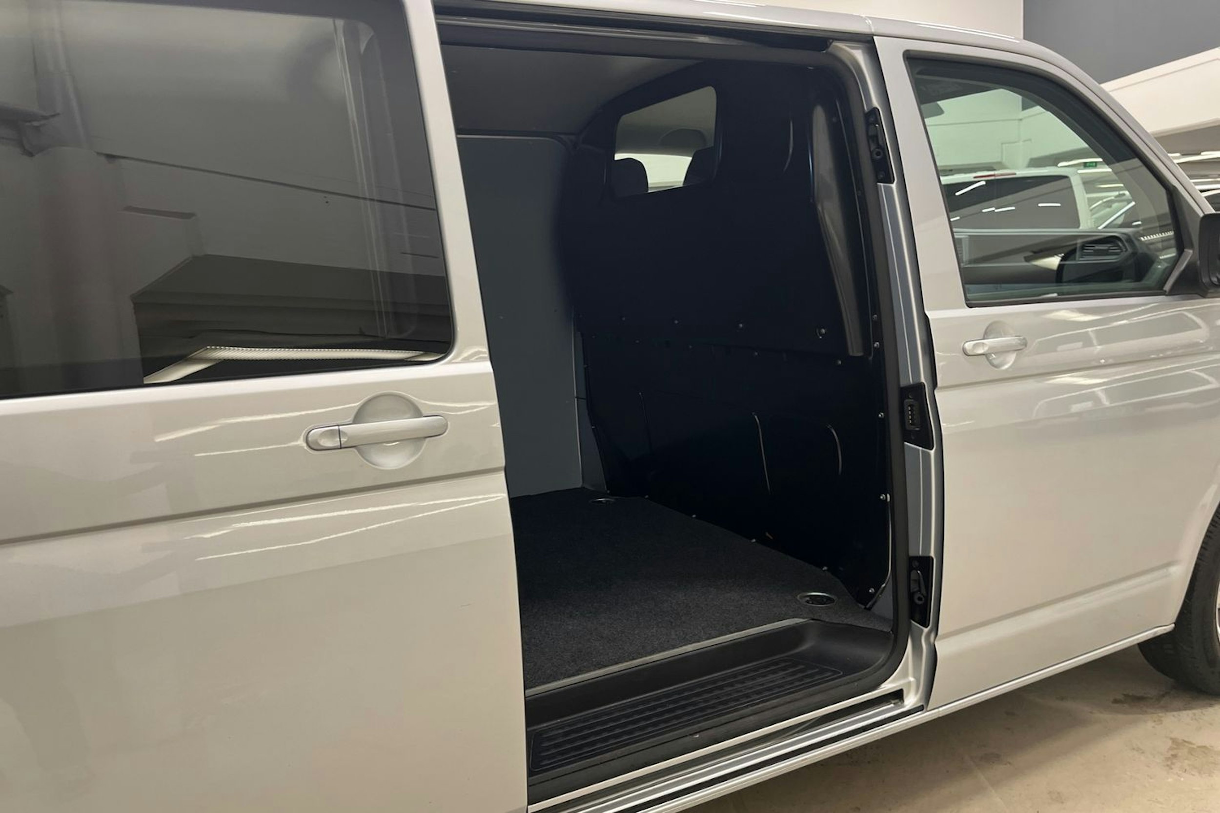 harmaa Volkswagen Transporter 2023 kuva 15.