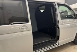 harmaa Volkswagen Transporter 2023 kuva 15.