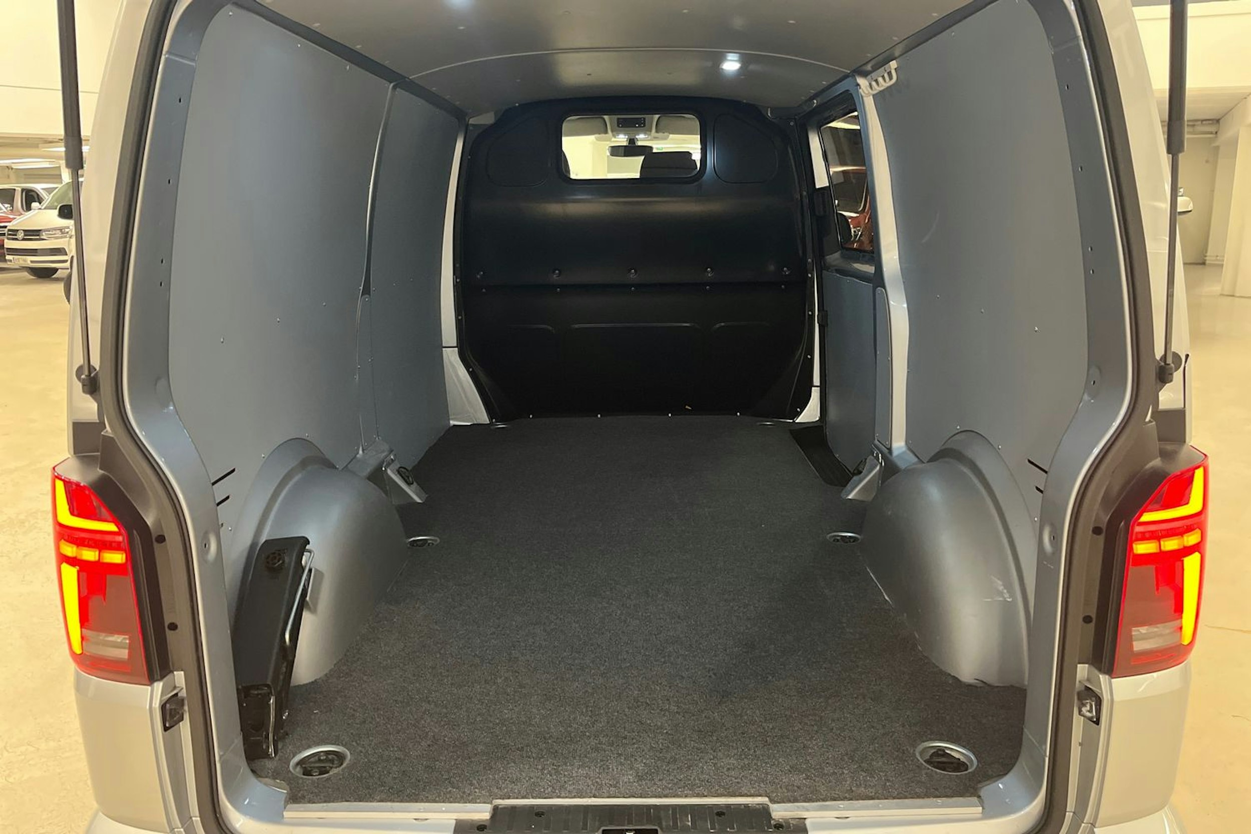 harmaa Volkswagen Transporter 2023 kuva 16.
