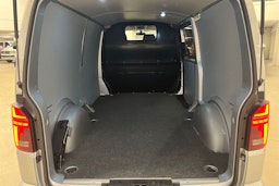 harmaa Volkswagen Transporter 2023 kuva 16.