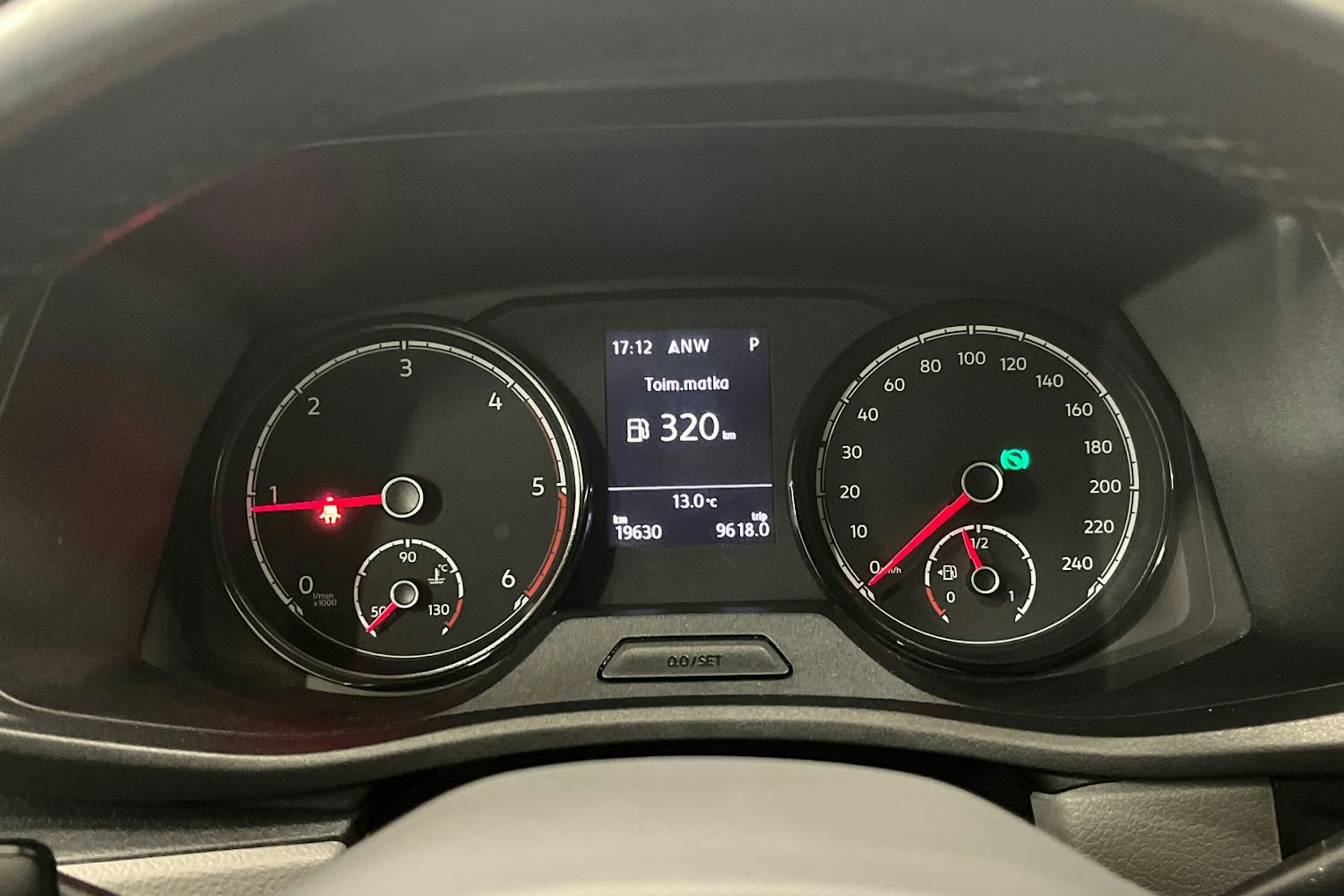 harmaa Volkswagen Transporter 2023 kuva 17.