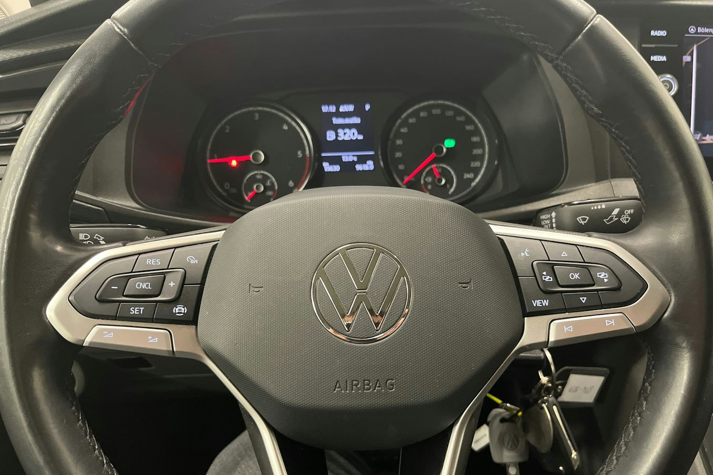 harmaa Volkswagen Transporter 2023 kuva 18.