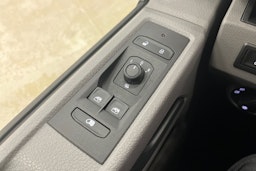 harmaa Volkswagen Transporter 2023 kuva 22.