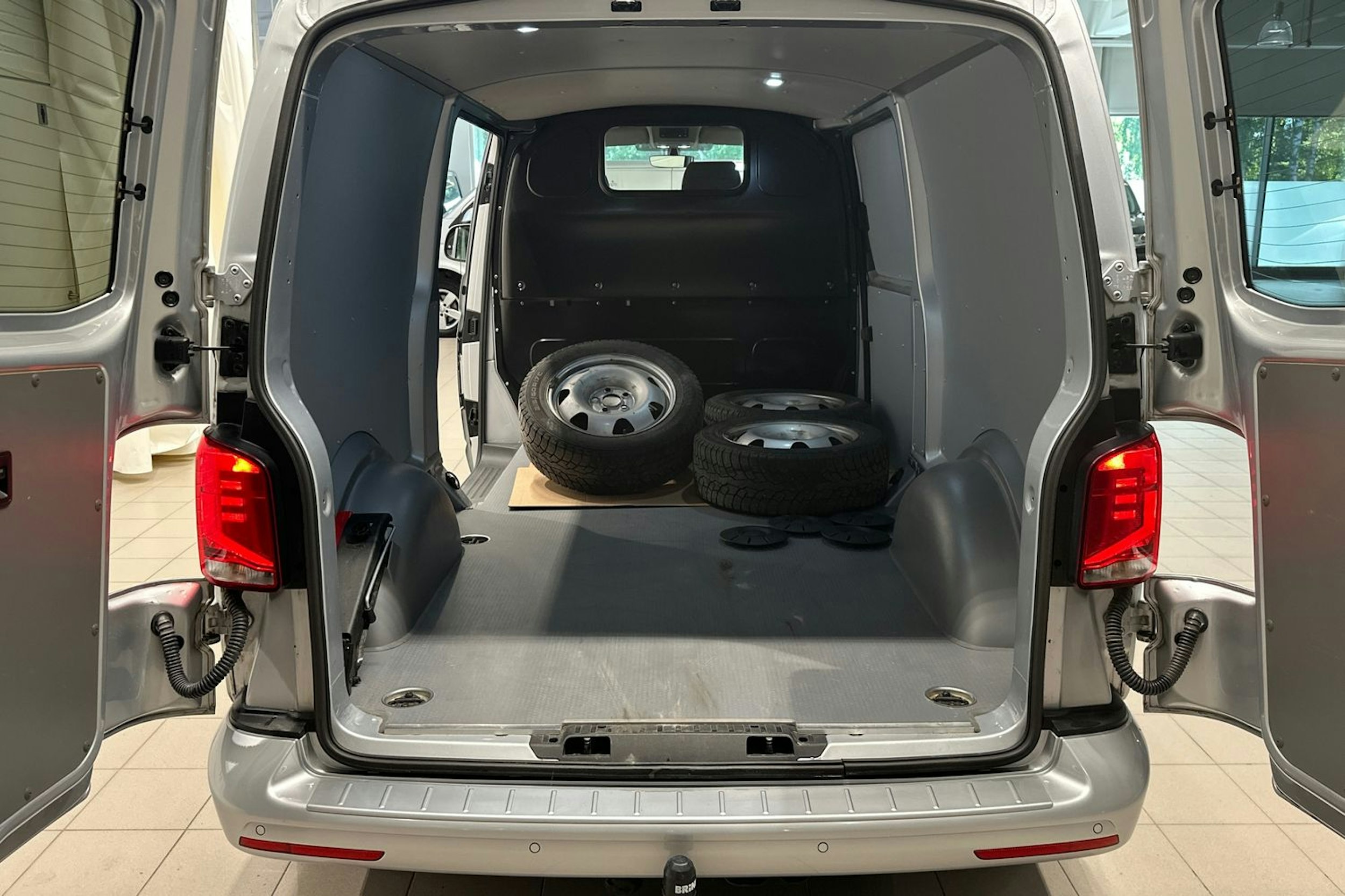 Harmaa Volkswagen TRANSPORTER 2023 kuva 14.