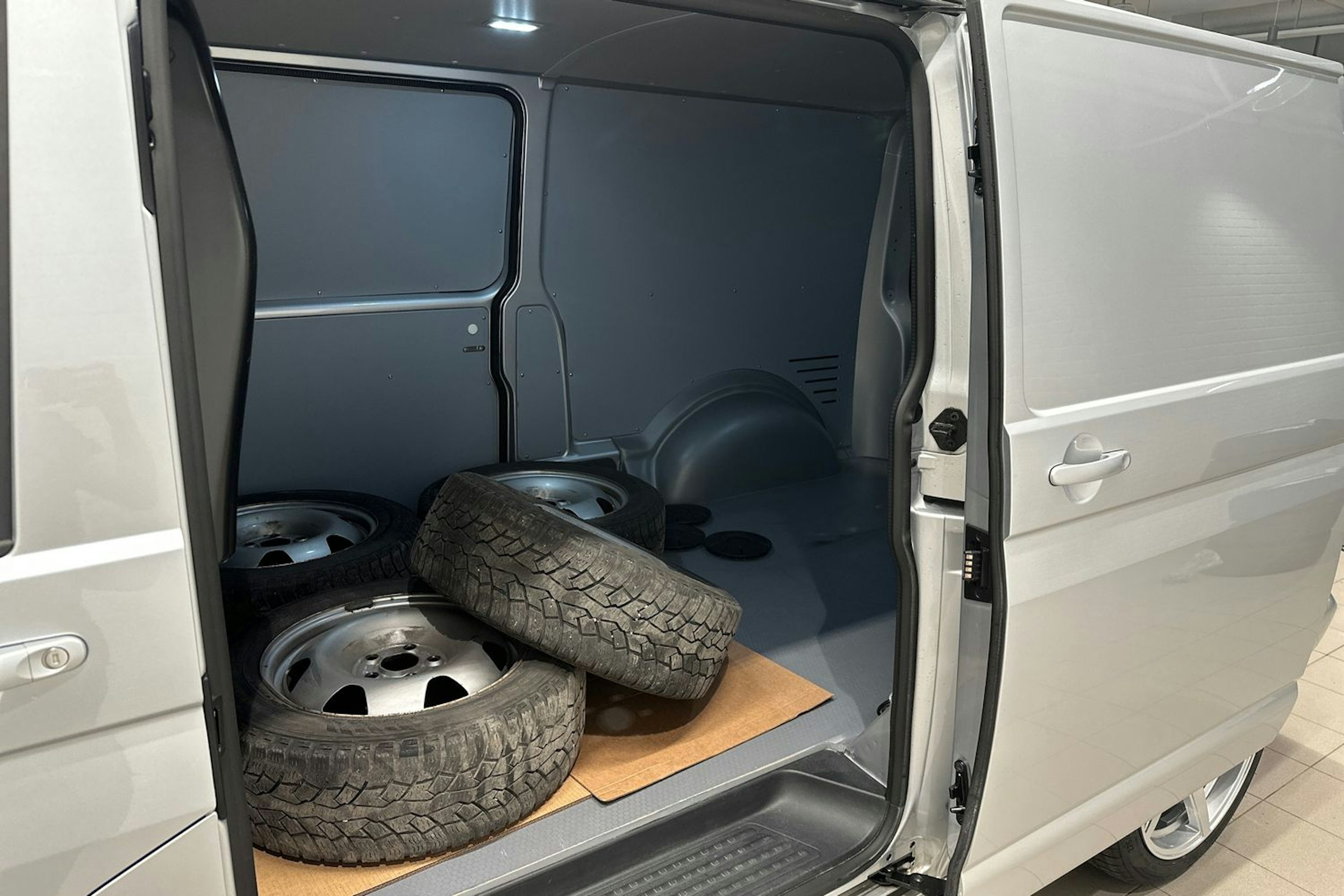 Harmaa Volkswagen TRANSPORTER 2023 kuva 18.