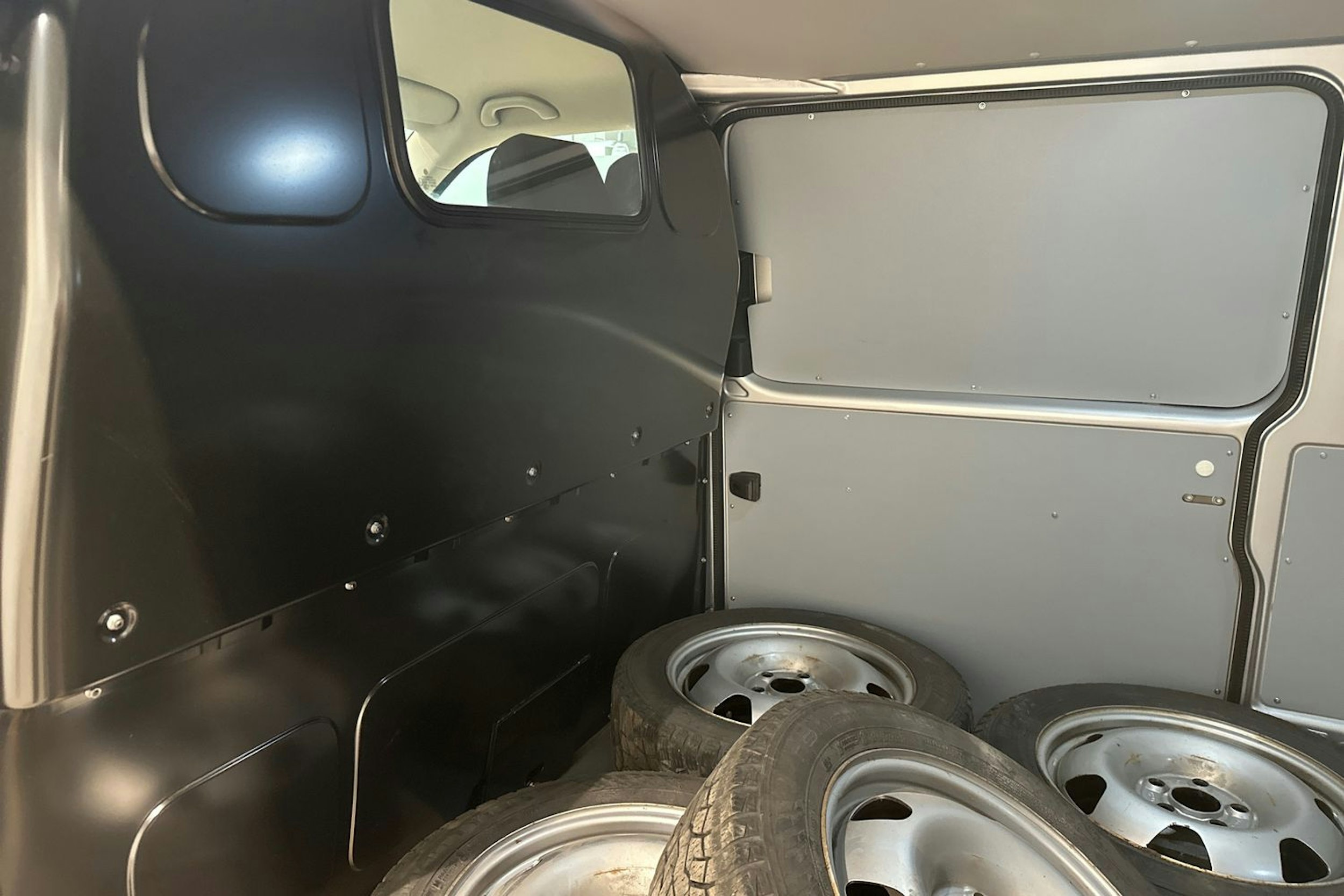 Harmaa Volkswagen TRANSPORTER 2023 kuva 20.