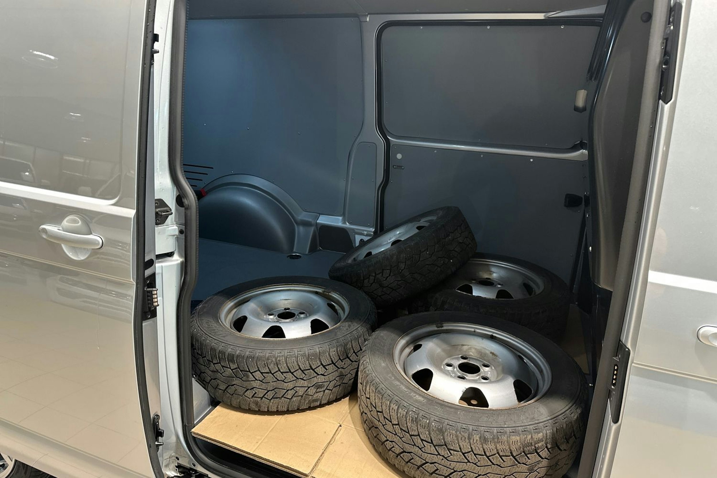 Harmaa Volkswagen TRANSPORTER 2023 kuva 21.