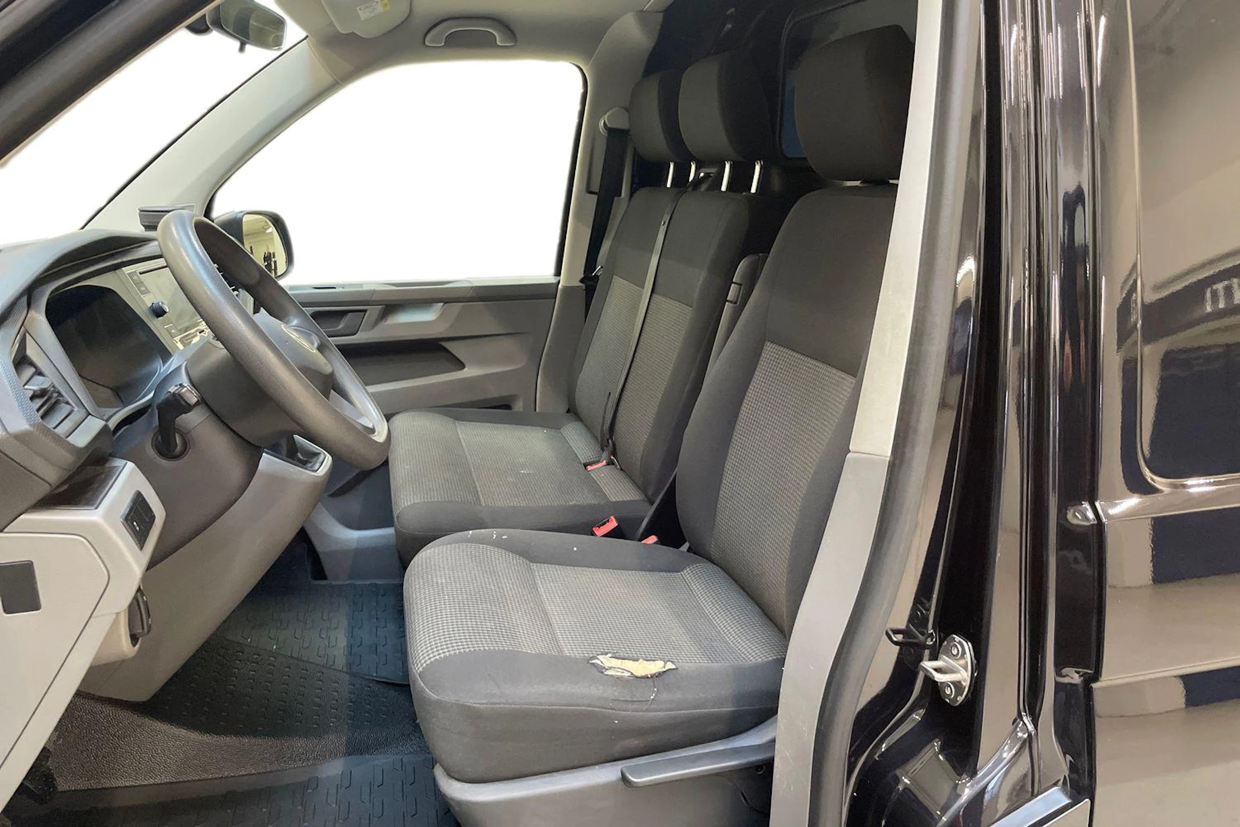 musta Volkswagen Transporter 2023 kuva 8.