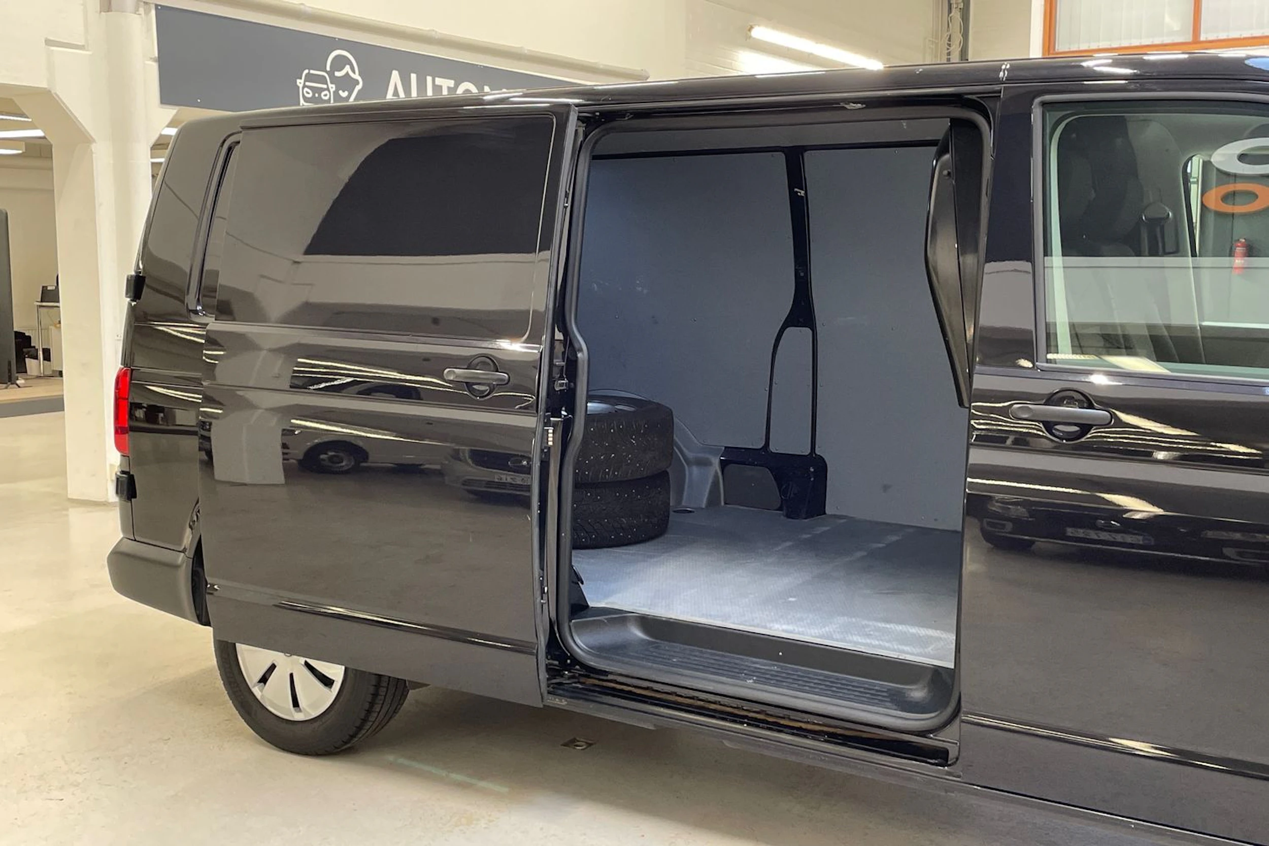 musta Volkswagen Transporter 2023 kuva 12.