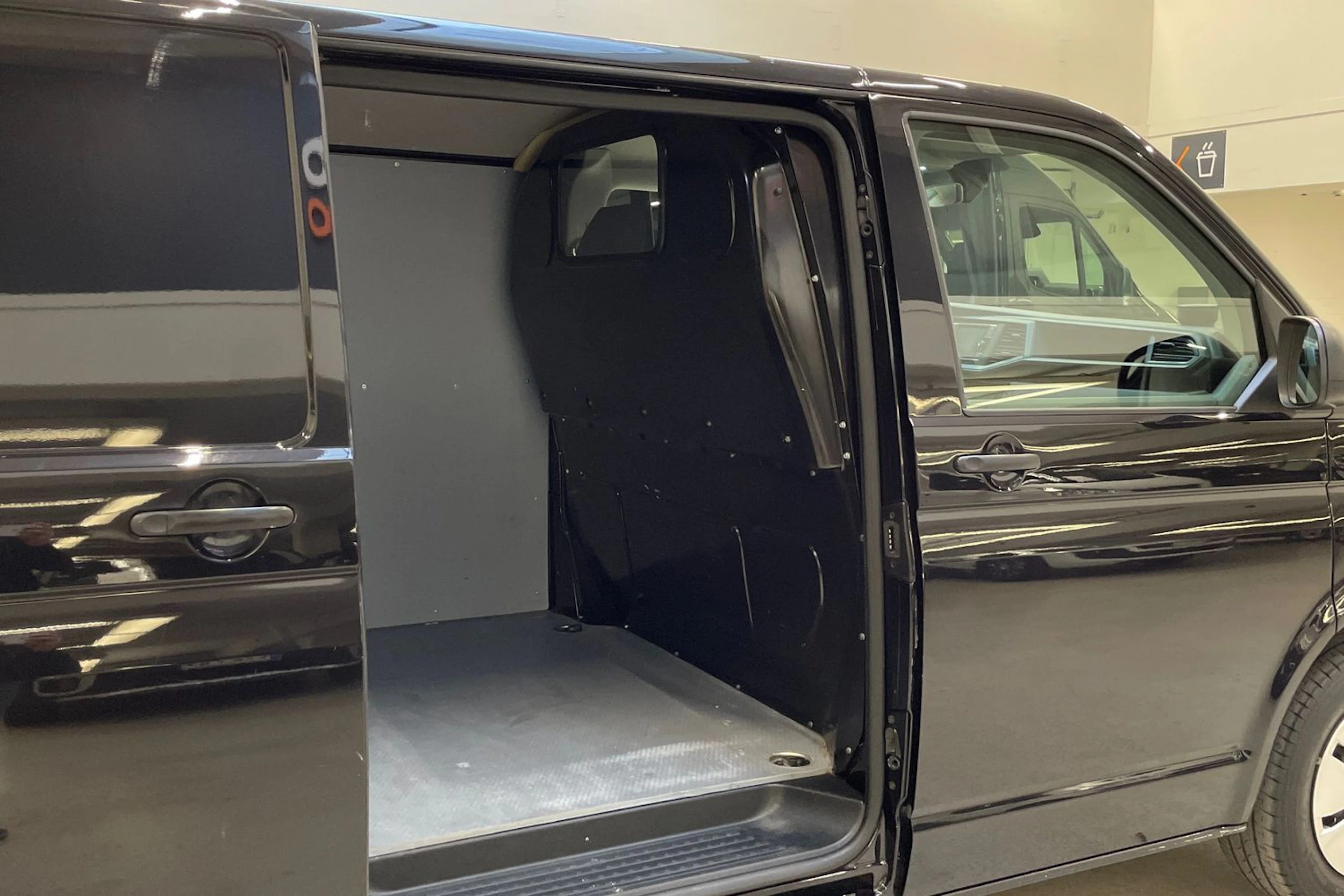 musta Volkswagen Transporter 2023 kuva 14.