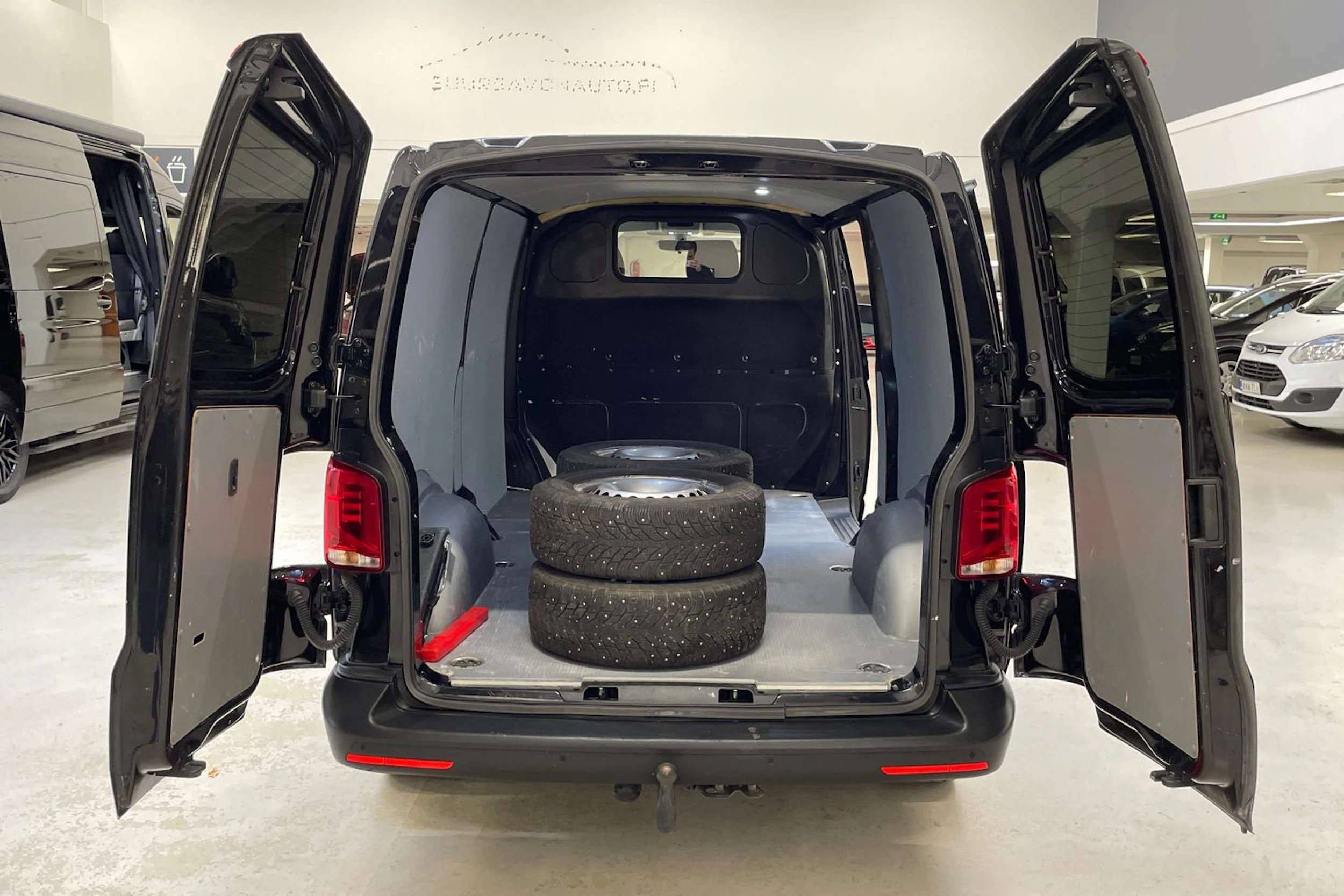 musta Volkswagen Transporter 2023 kuva 15.