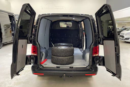 musta Volkswagen Transporter 2023 kuva 15.