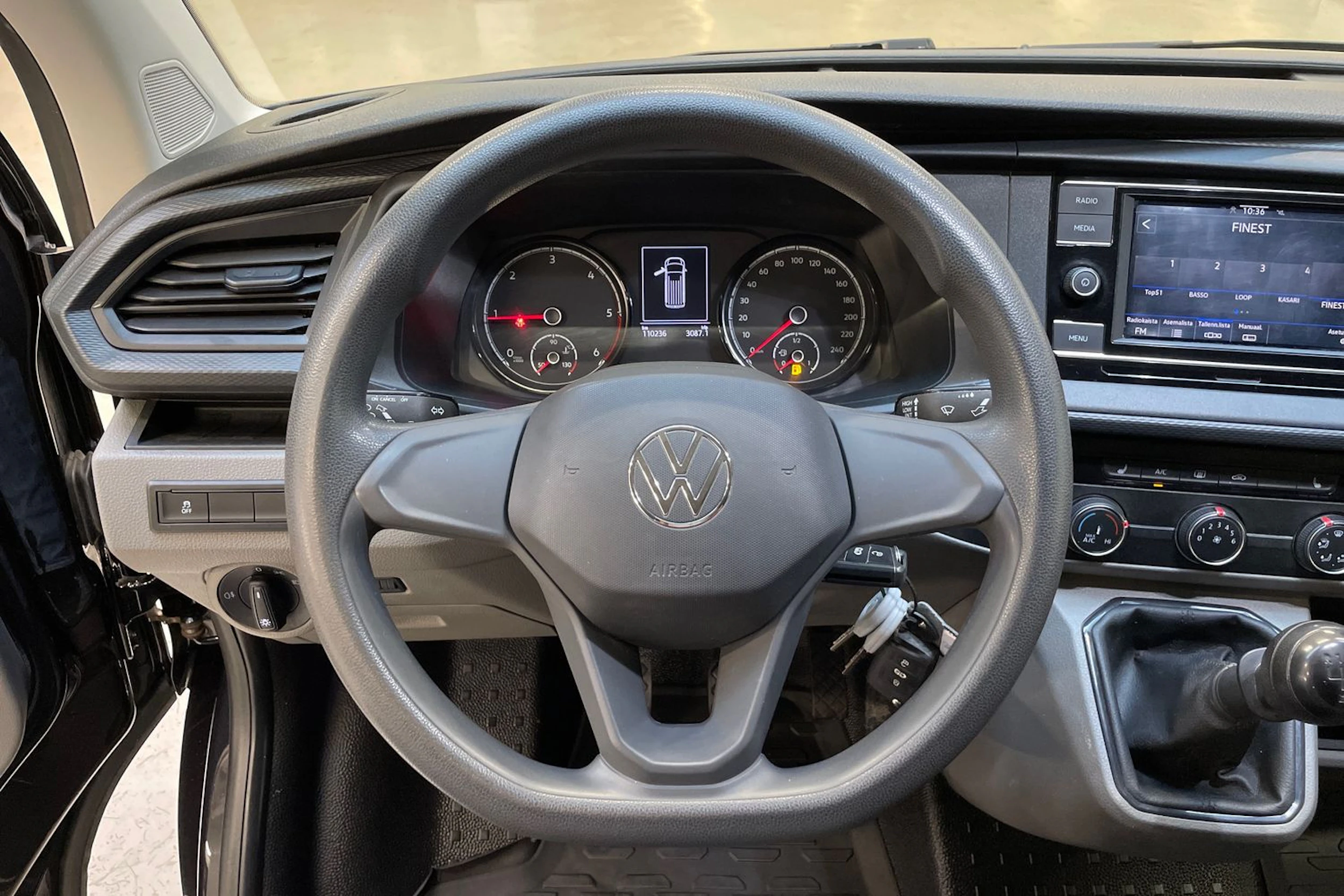 musta Volkswagen Transporter 2023 kuva 18.